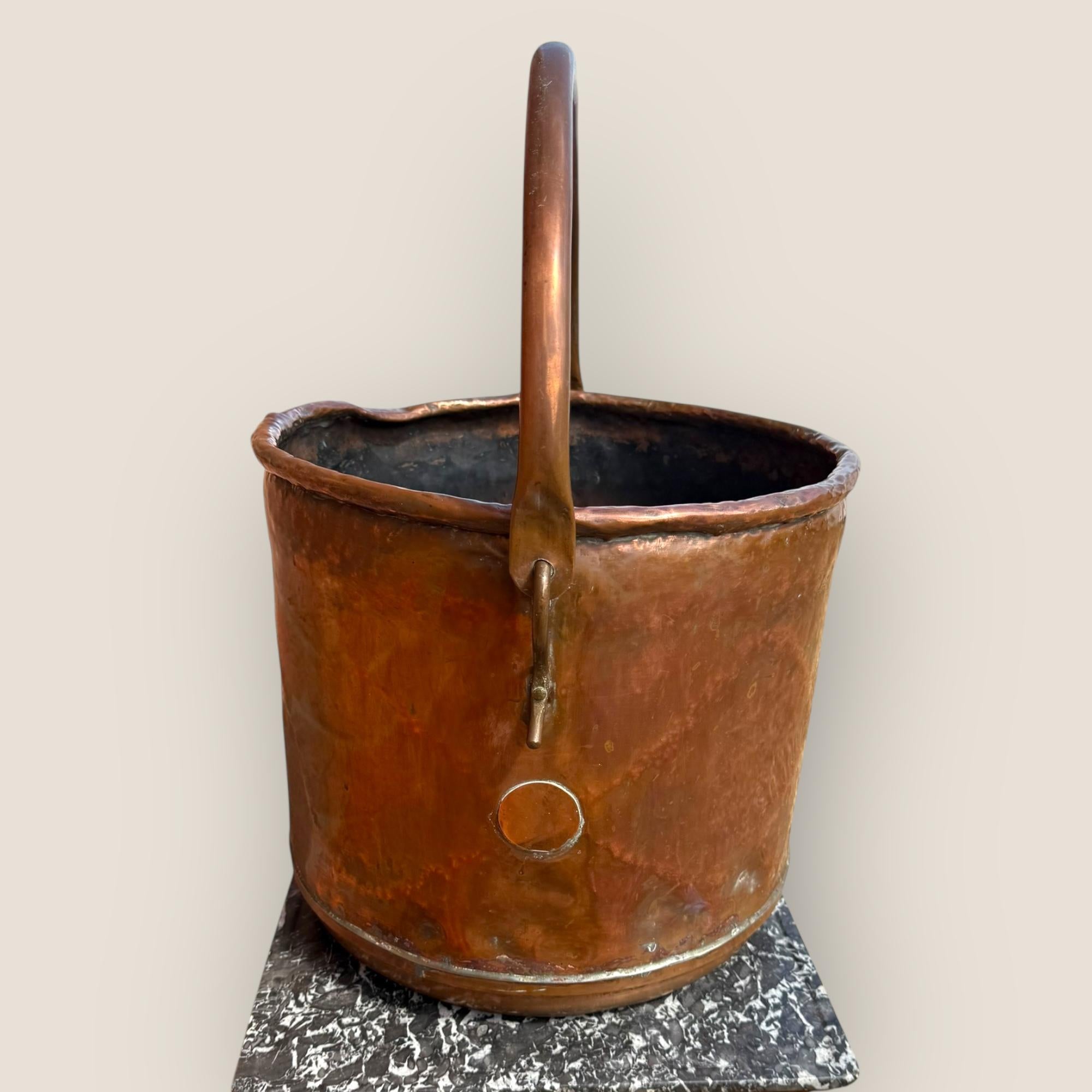 Large Antique Copper Firewood Bucket with Handle In Good Condition For Sale In King's Lynn, GB