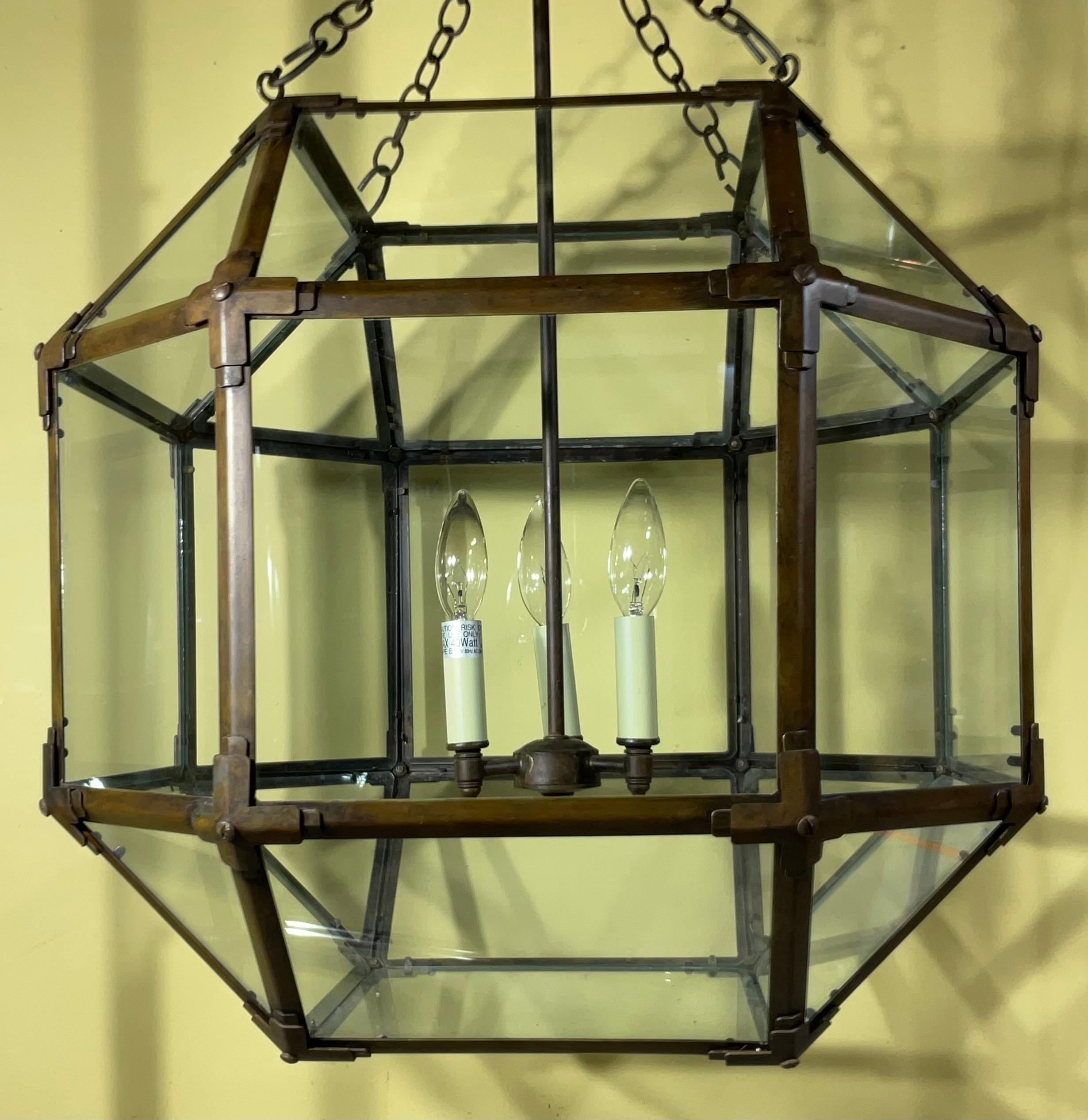 Grande  Lámpara/pendiente de techo octogonal de cobre antiguo y cristal en venta 5