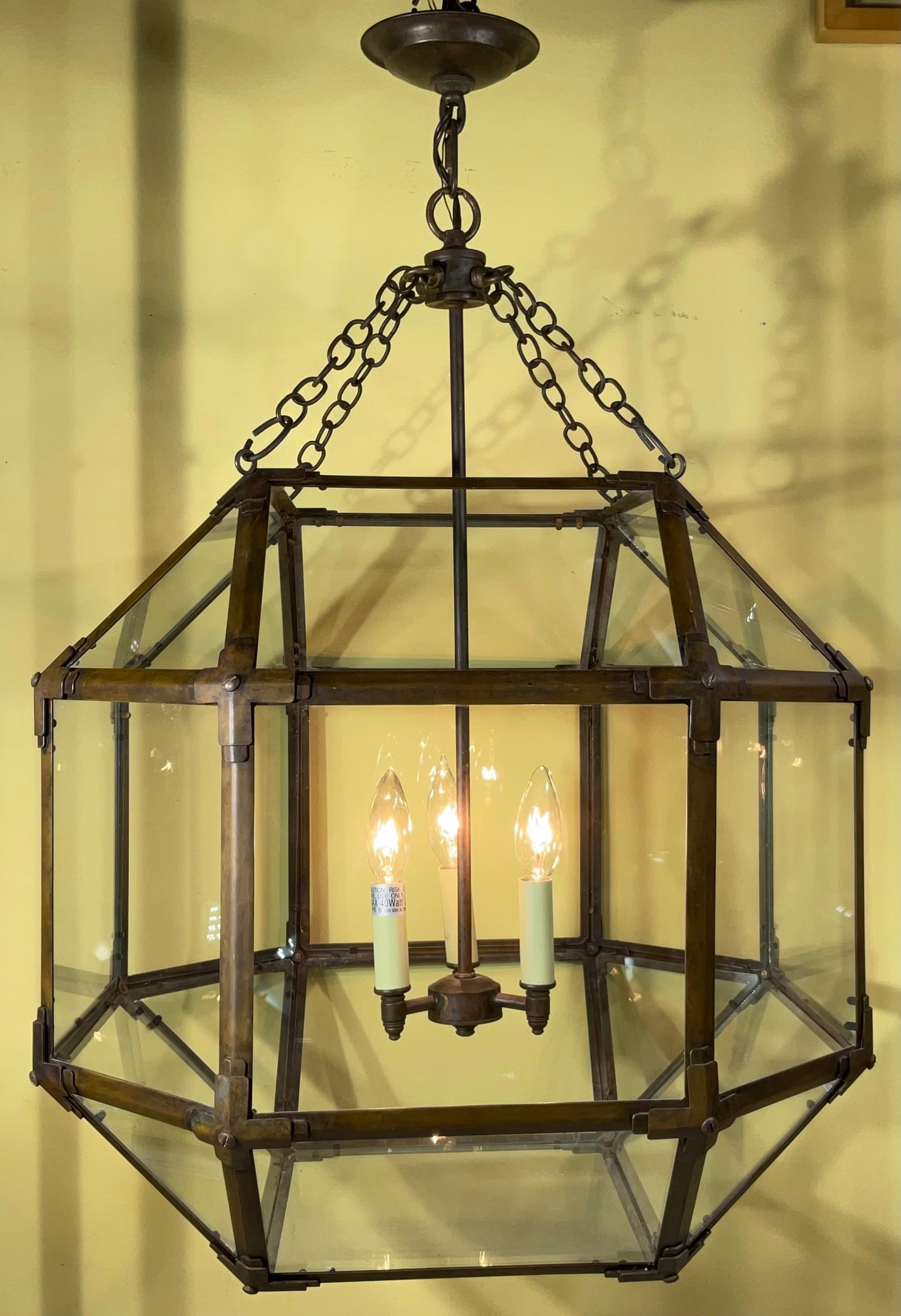 Grande  Lámpara/pendiente de techo octogonal de cobre antiguo y cristal en venta 10