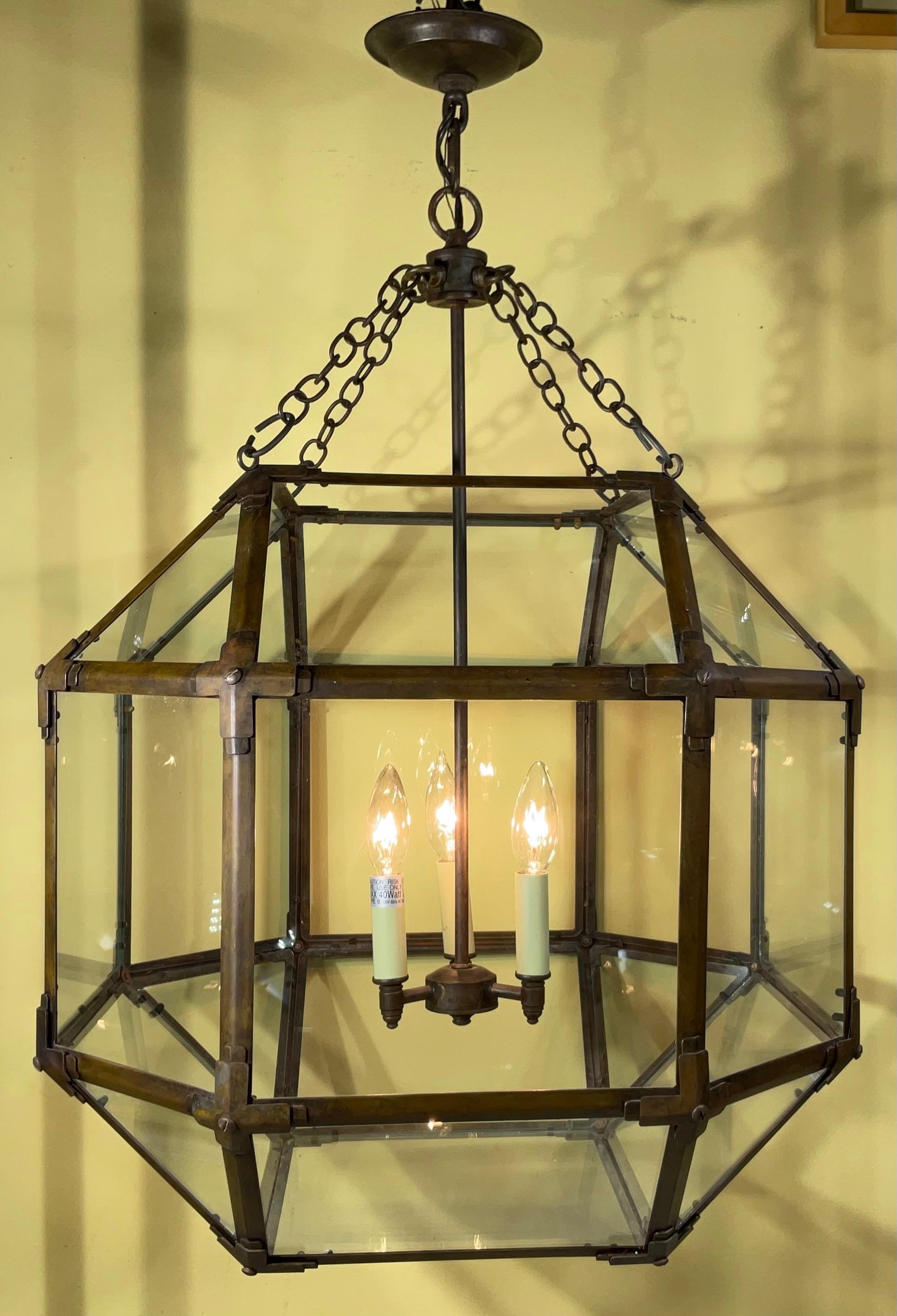 
Único en su género  magnífico plafón de cobre antiguo, una pieza realmente excepcional que iluminará tu espacio con encanto histórico y elegante encanto. Perfecta para añadir un toque de sofisticación vintage a cualquier vestíbulo de entrada,
