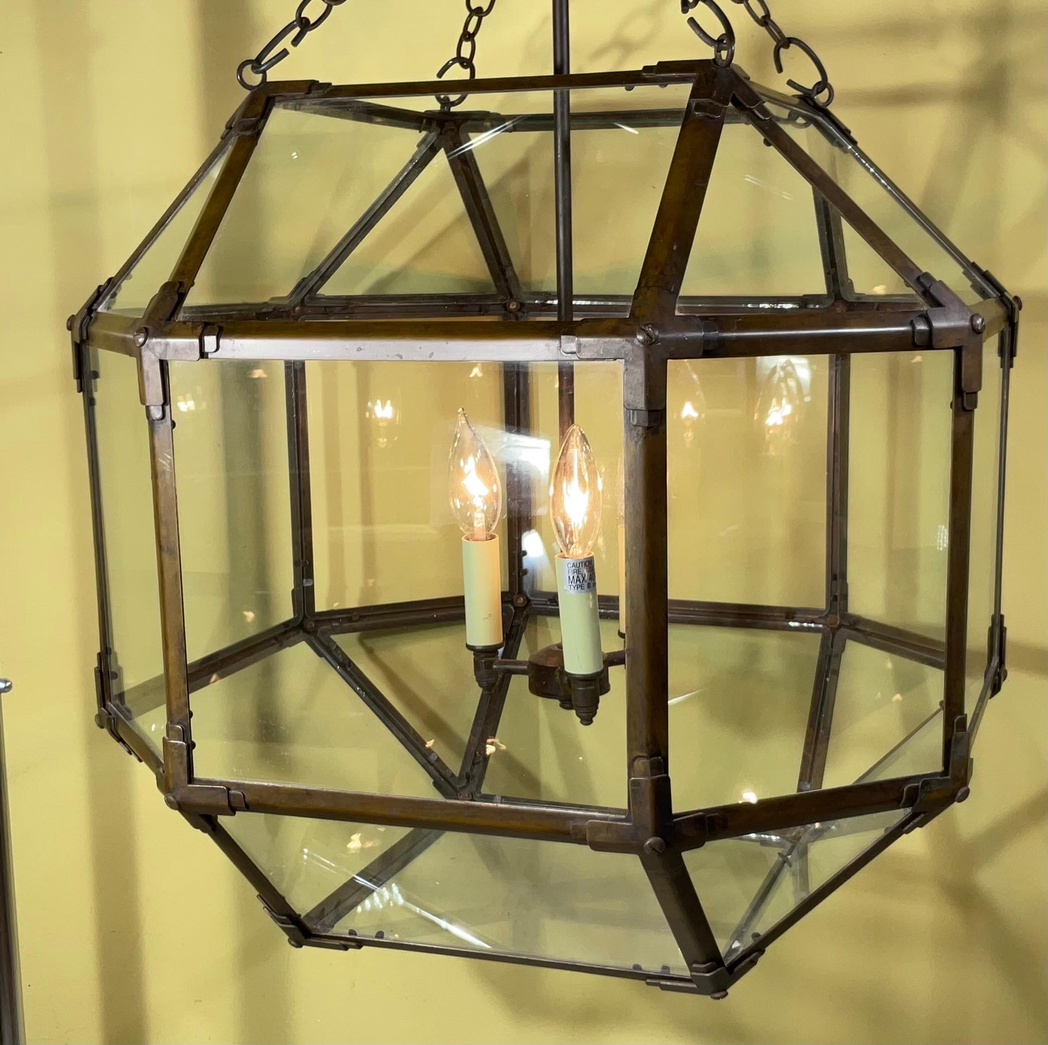 Grande  Lámpara/pendiente de techo octogonal de cobre antiguo y cristal siglo XX en venta