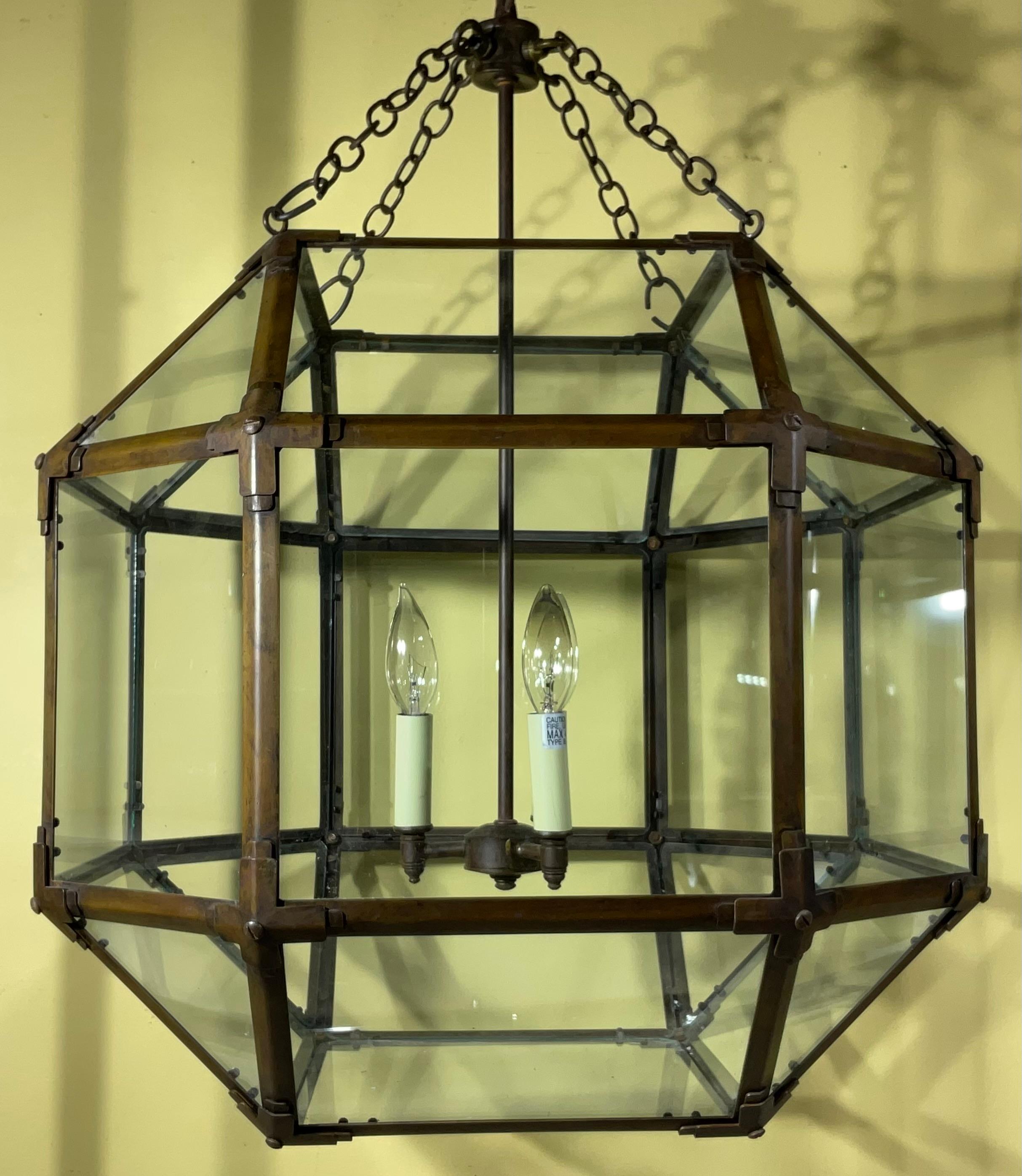 Grande  Lámpara/pendiente de techo octogonal de cobre antiguo y cristal en venta 1
