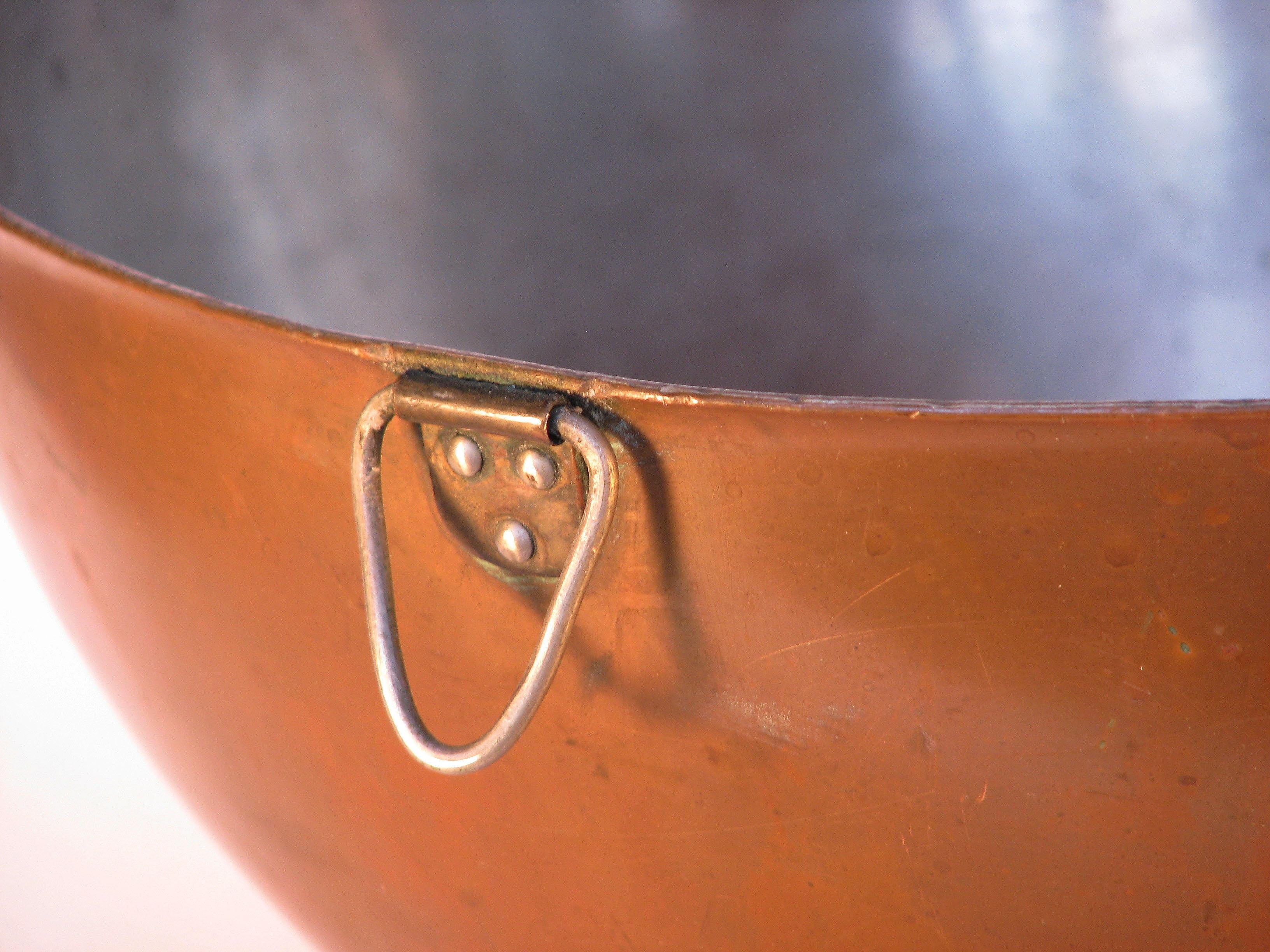 Large Antique Copper Mixing Bowl By Elkington & Co  Circa 1920 In Good Condition For Sale In Ottawa, Ontario