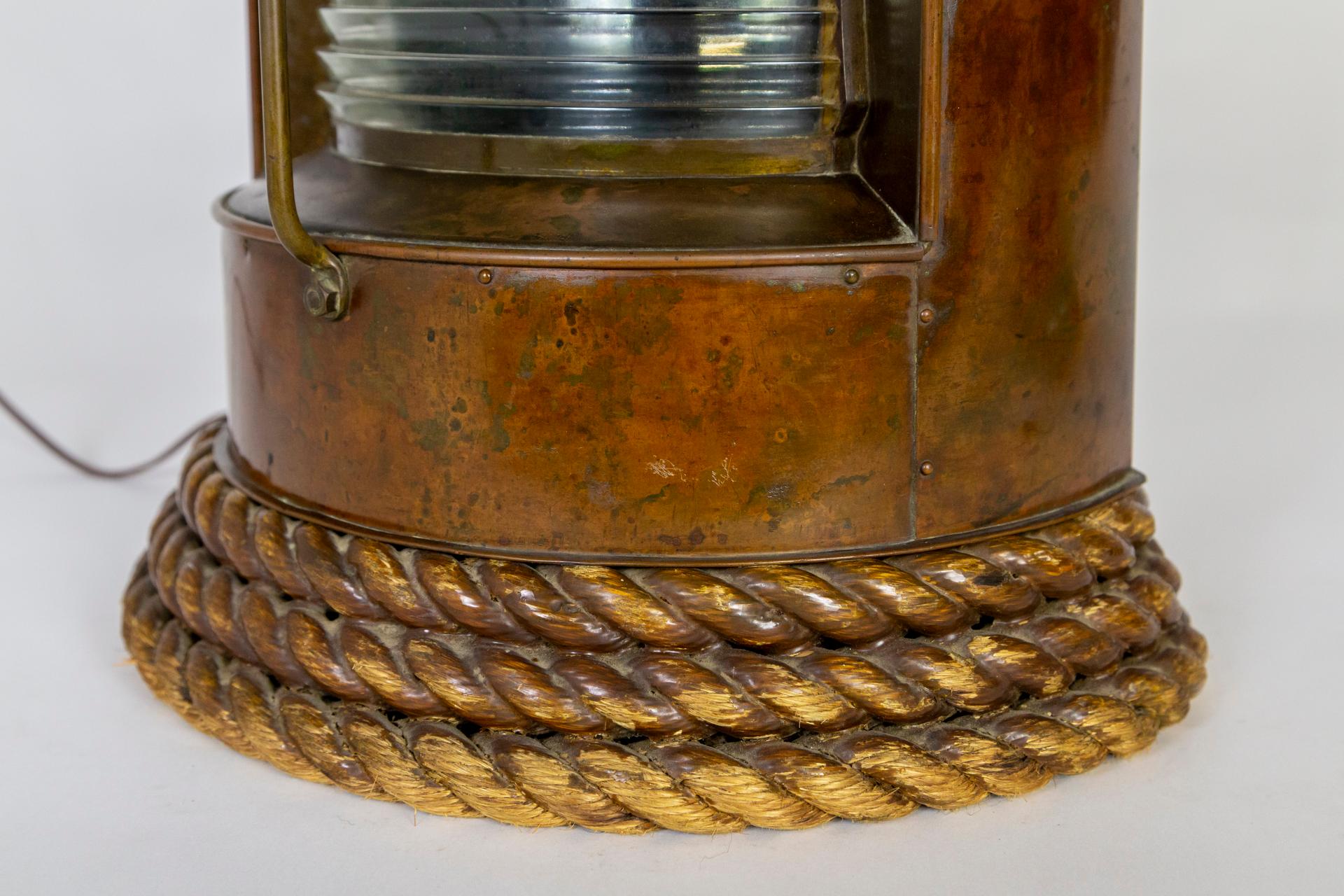Große antike Kupferschiffslaternen als Eck-Tischlampen mit Seilsockel, Paar im Angebot 8
