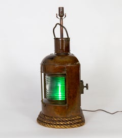 Paire de grandes lanternes de bateau en cuivre antiques utilisées comme lampes de table d'angle avec base en corde