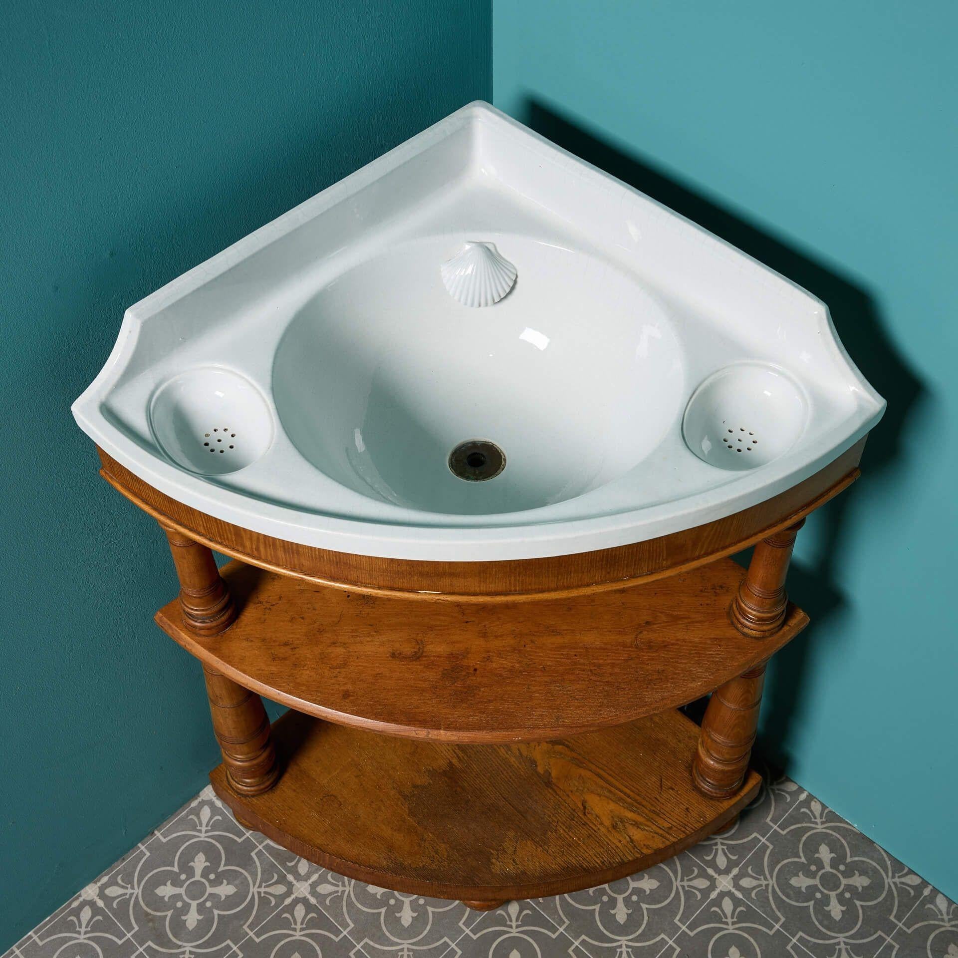 Victorien Grand bassin d'angle antique avec Stand Triform en vente