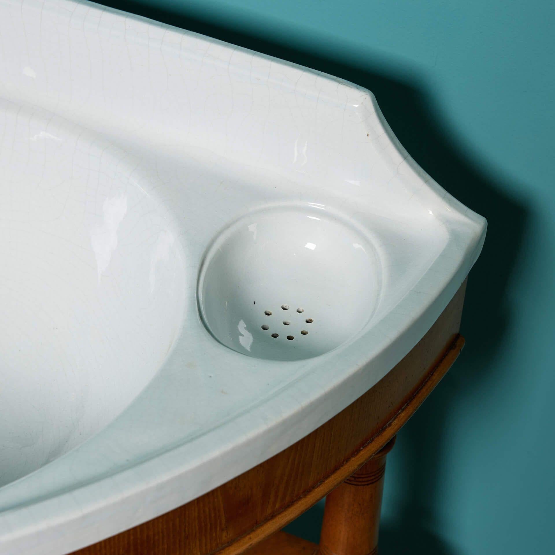 Vernissé Grand bassin d'angle antique avec Stand Triform en vente