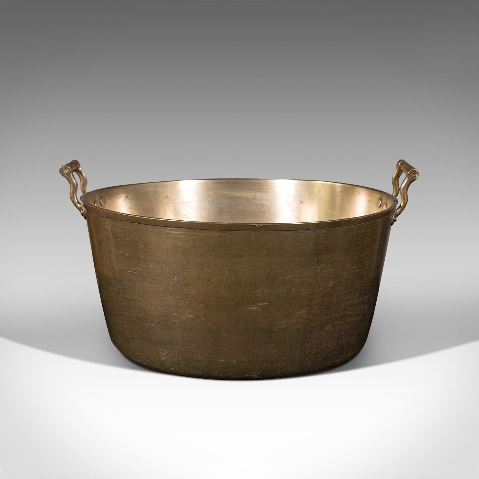 This is a large antique country house preserve pan. An English, bronze jam or cooking pot, dating to the Georgian period, circa 1800.

Of superior proportion for the larger batch
Displays a desirable aged patina throughout
Naturally weathered