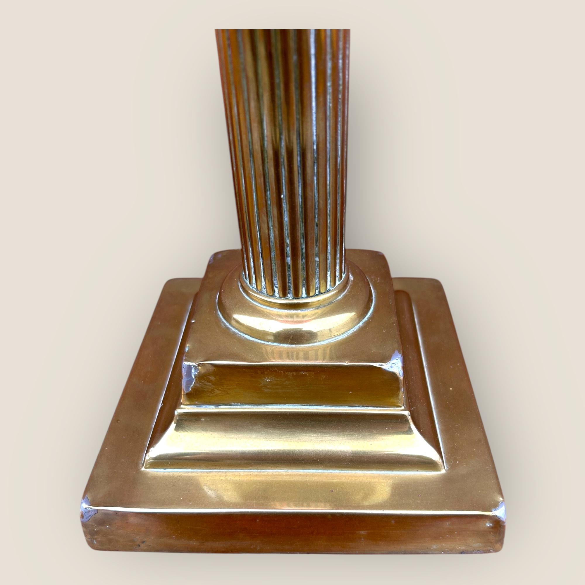 Britannique Grande lampe à huile ancienne en laiton Cranberry en vente