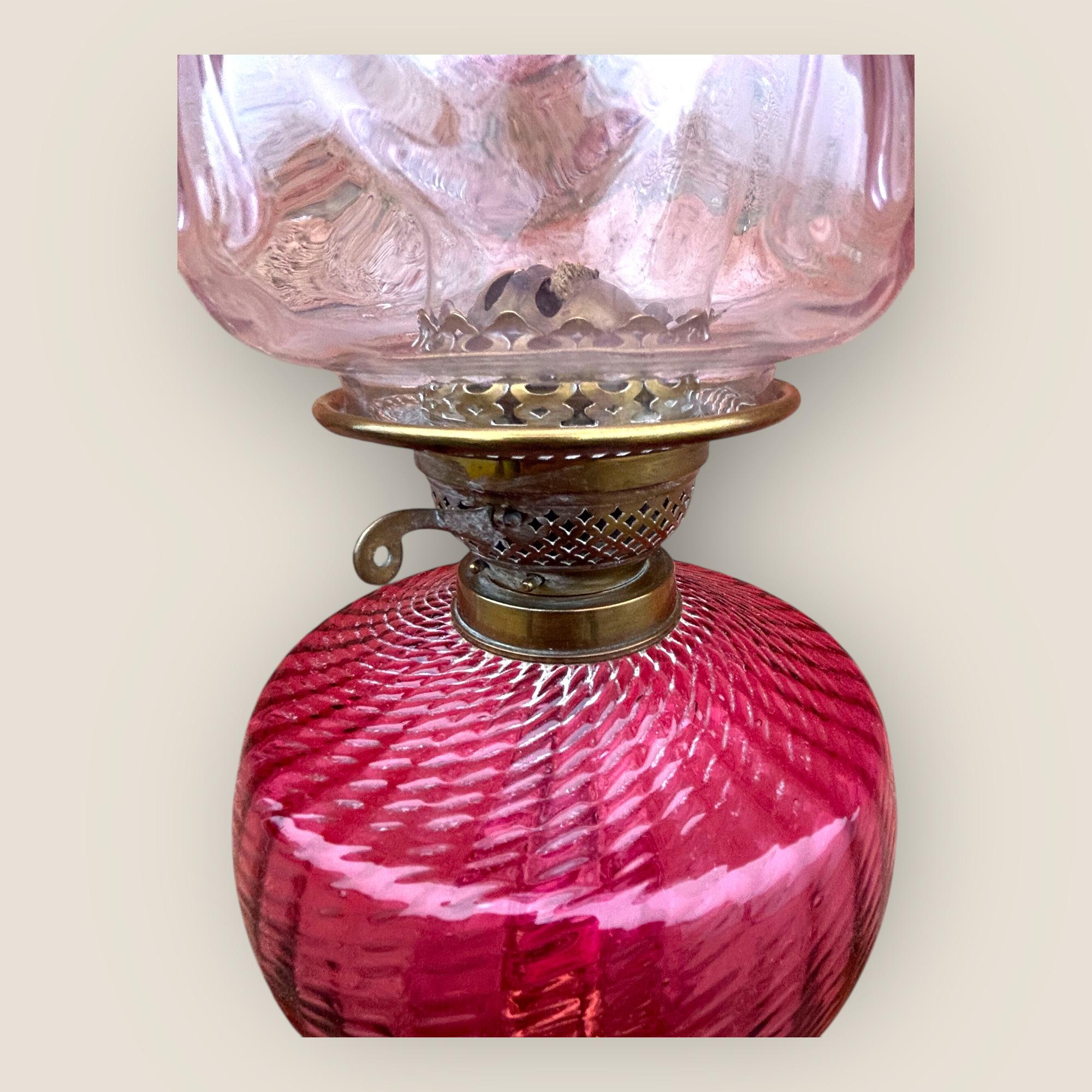 Ferronnerie Grande lampe à huile ancienne en laiton Cranberry en vente