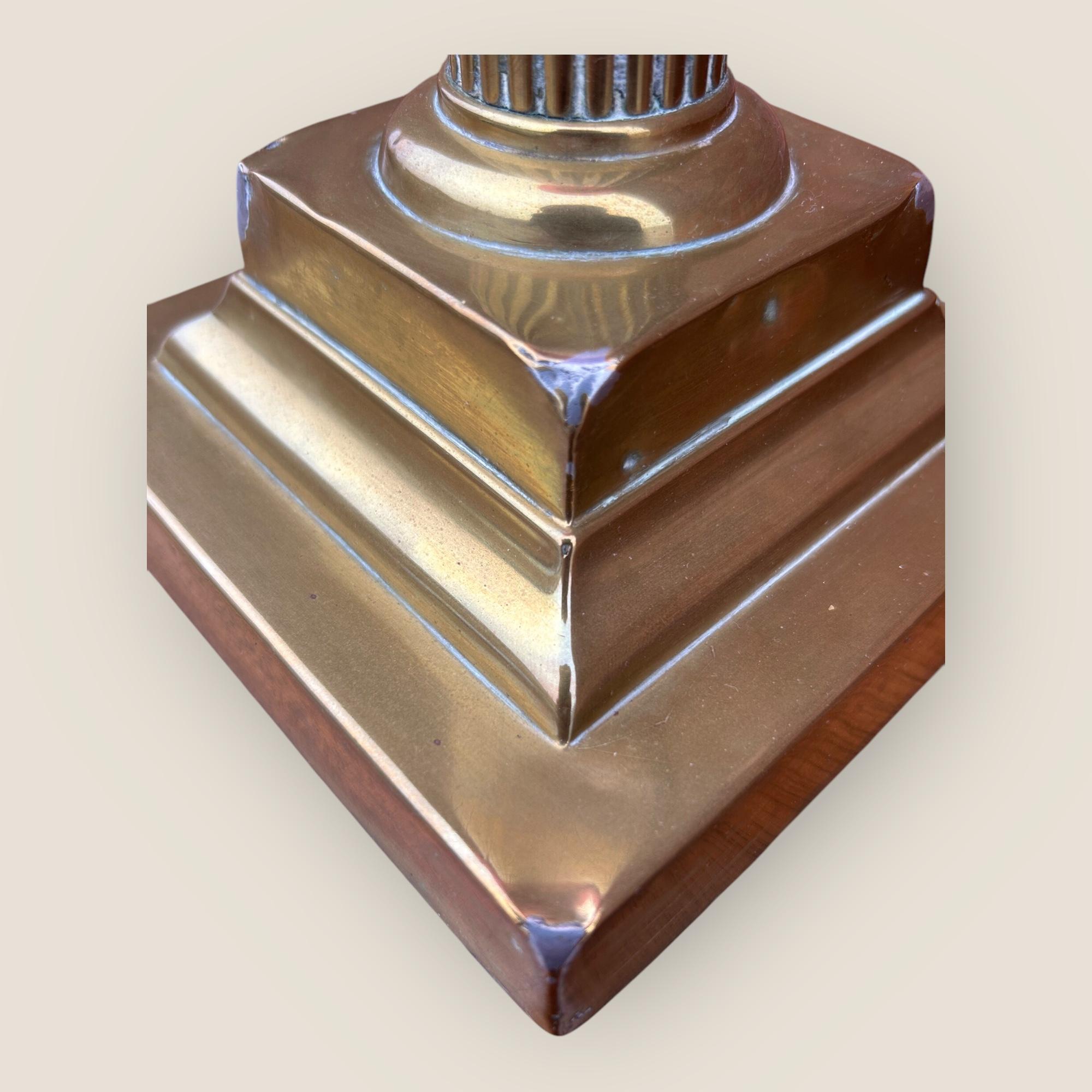 XIXe siècle Grande lampe à huile ancienne en laiton Cranberry en vente