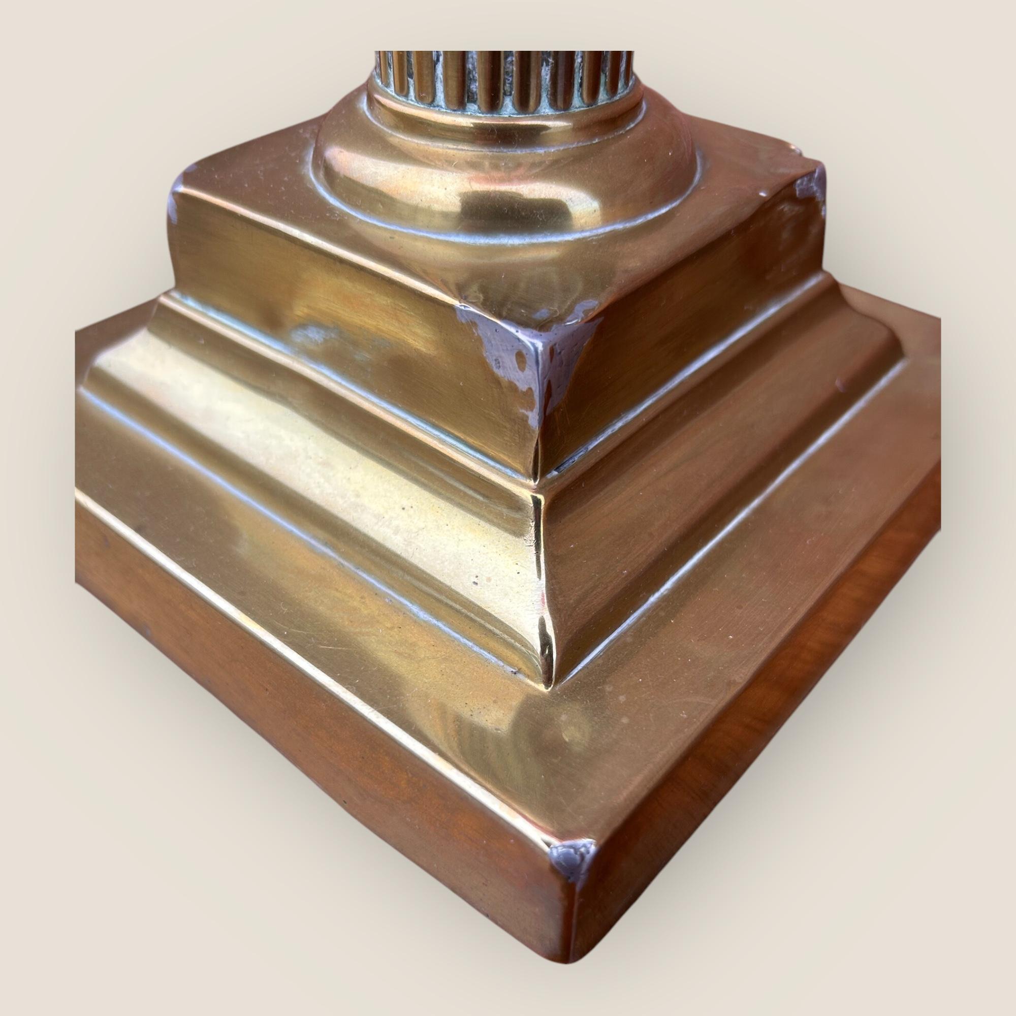 Laiton Grande lampe à huile ancienne en laiton Cranberry en vente
