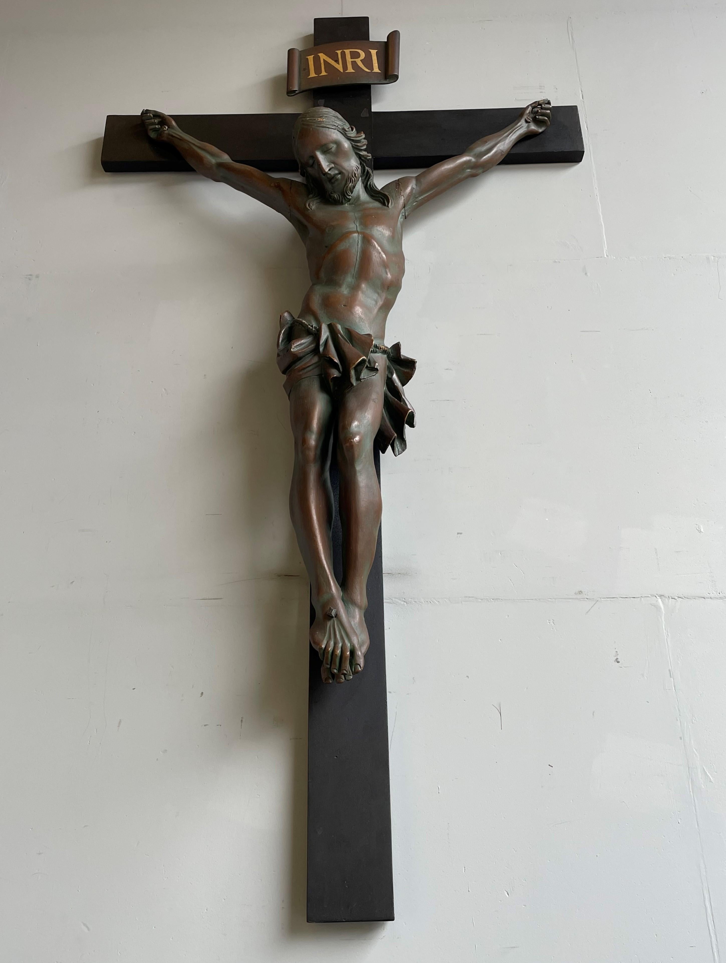 Großes antikes Kruzifix mit handgeschnitztem und bronziertem Holz Corpus von Jesus aus den 1800er Jahren im Angebot 8