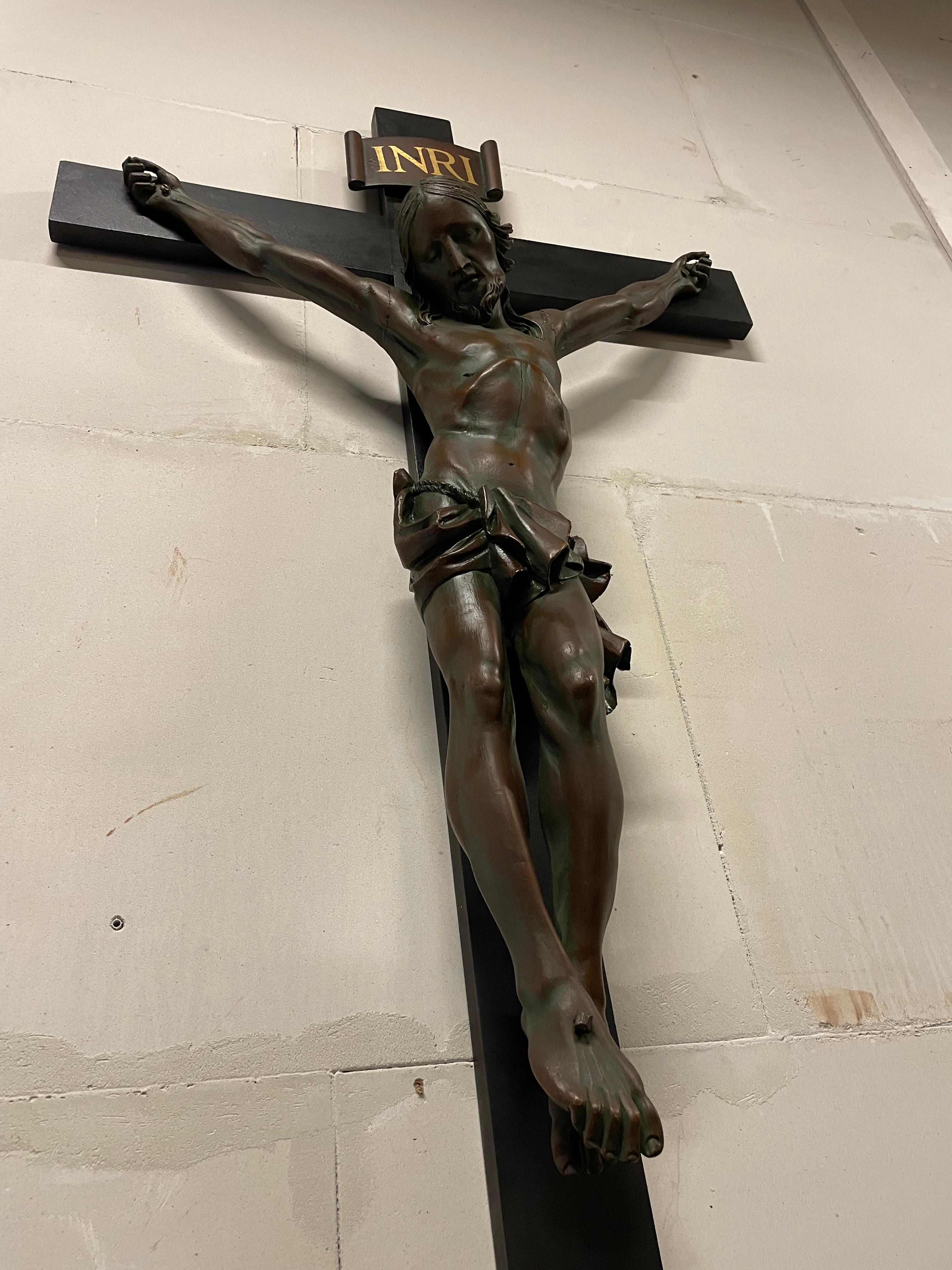 Großes antikes Kruzifix mit handgeschnitztem und bronziertem Holz Corpus von Jesus aus den 1800er Jahren im Angebot 4