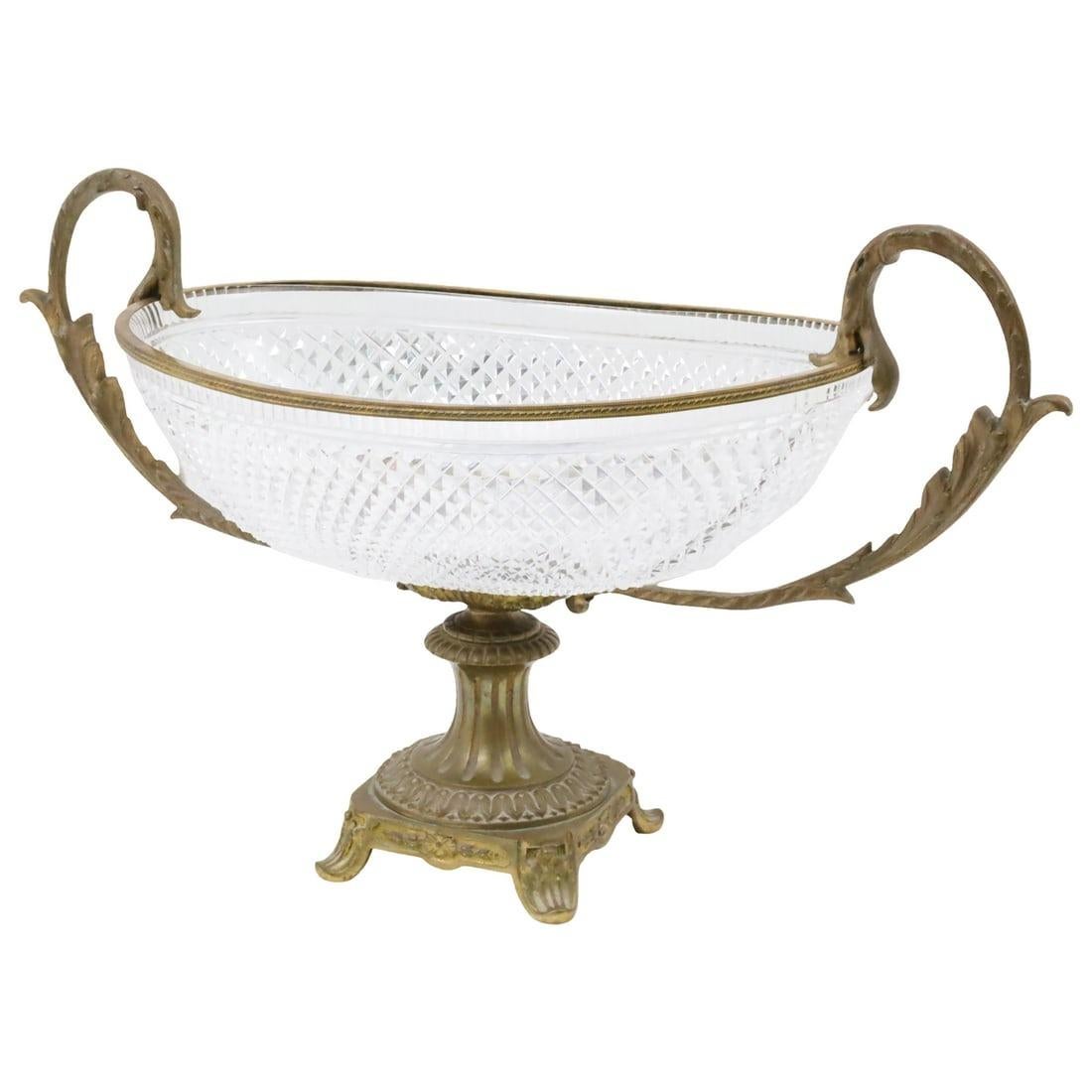 Antique French (inizio del XX secolo) ciotola centrotavola in cristallo di altissima qualità con montature in bronzo nello stile di Baccarat.  Apparentemente non firmato.  Ottime condizioni.