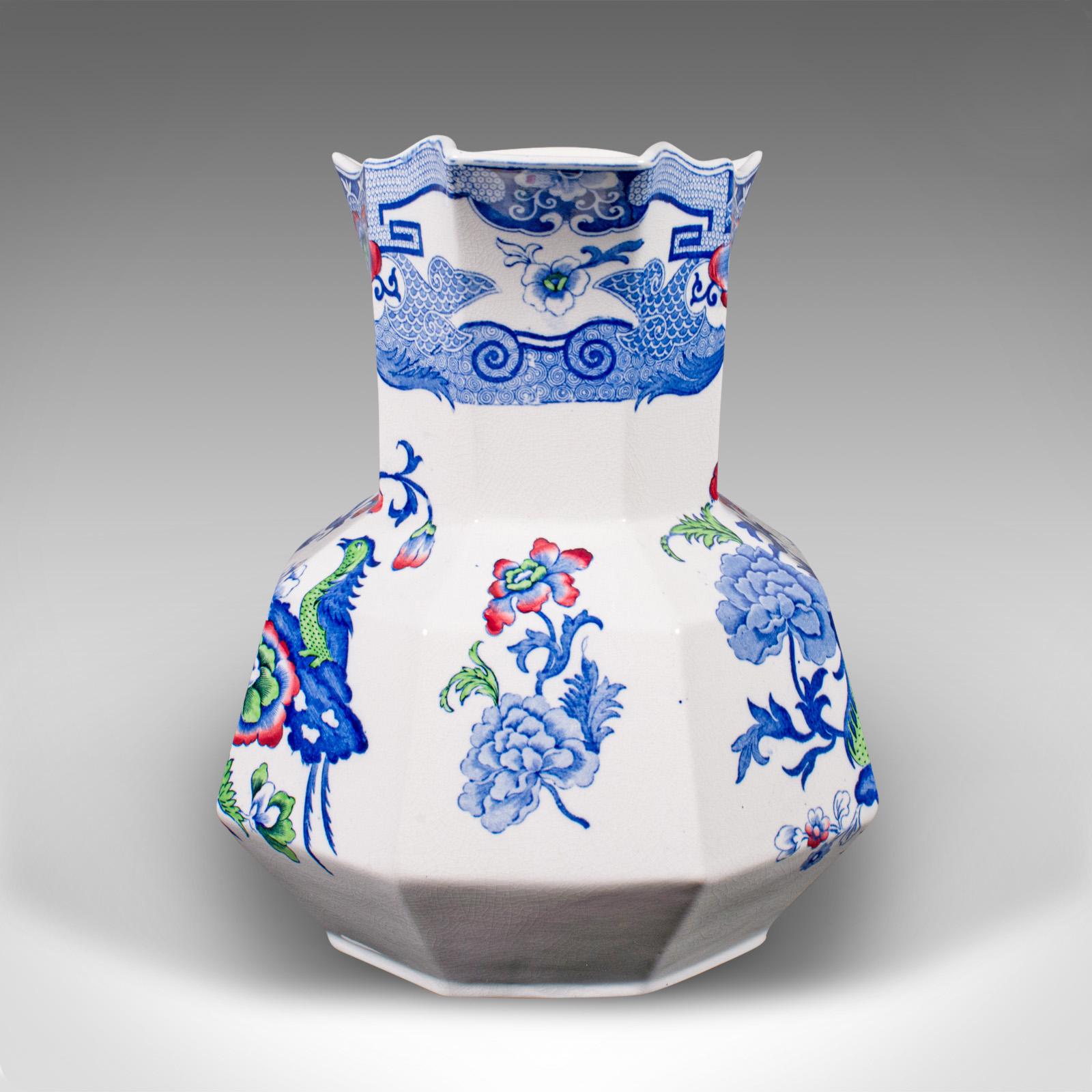 
Questa è una grande brocca antica per versare la crema pasticcera. Un servitore da dessert inglese in ceramica, risalente al tardo periodo vittoriano, circa 1900.

Le decorazioni colorate accentuano questa sostanziosa brocca versatrice
Presenta una