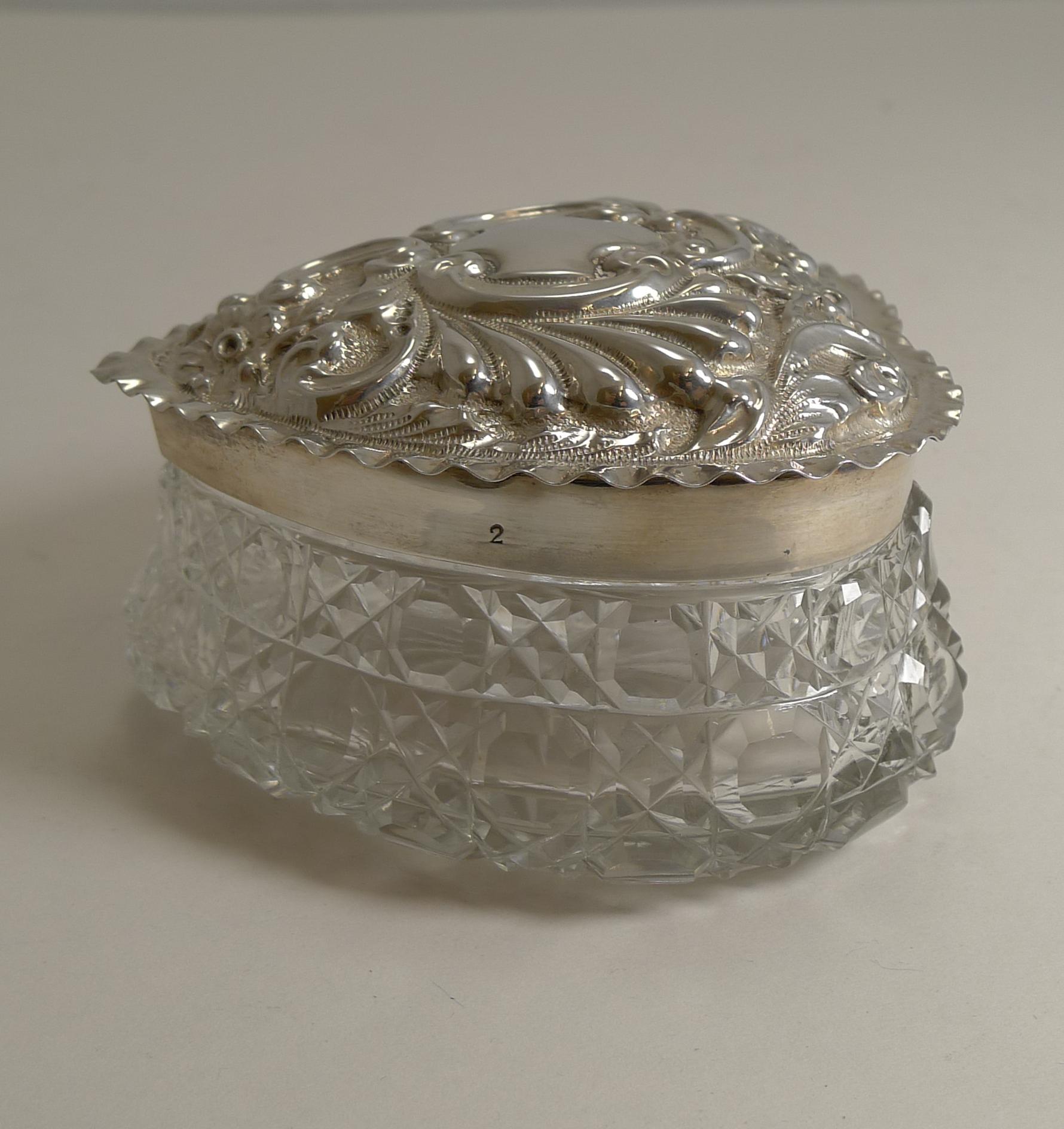 Grande boîte ancienne en forme de cœur en cristal taillé et argent sterling:: 1903 en vente 4