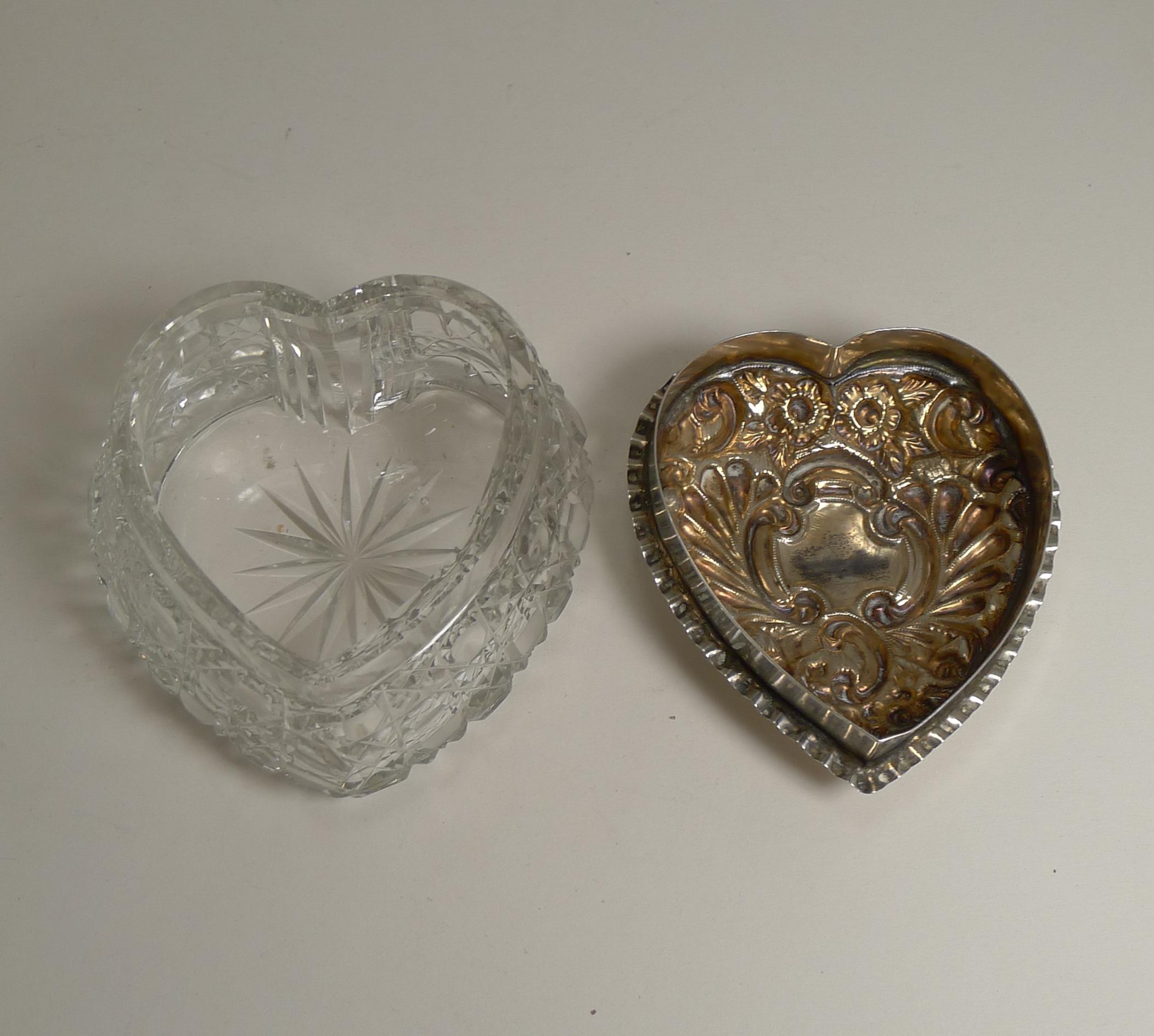 Édouardien Grande boîte ancienne en forme de cœur en cristal taillé et argent sterling:: 1903 en vente
