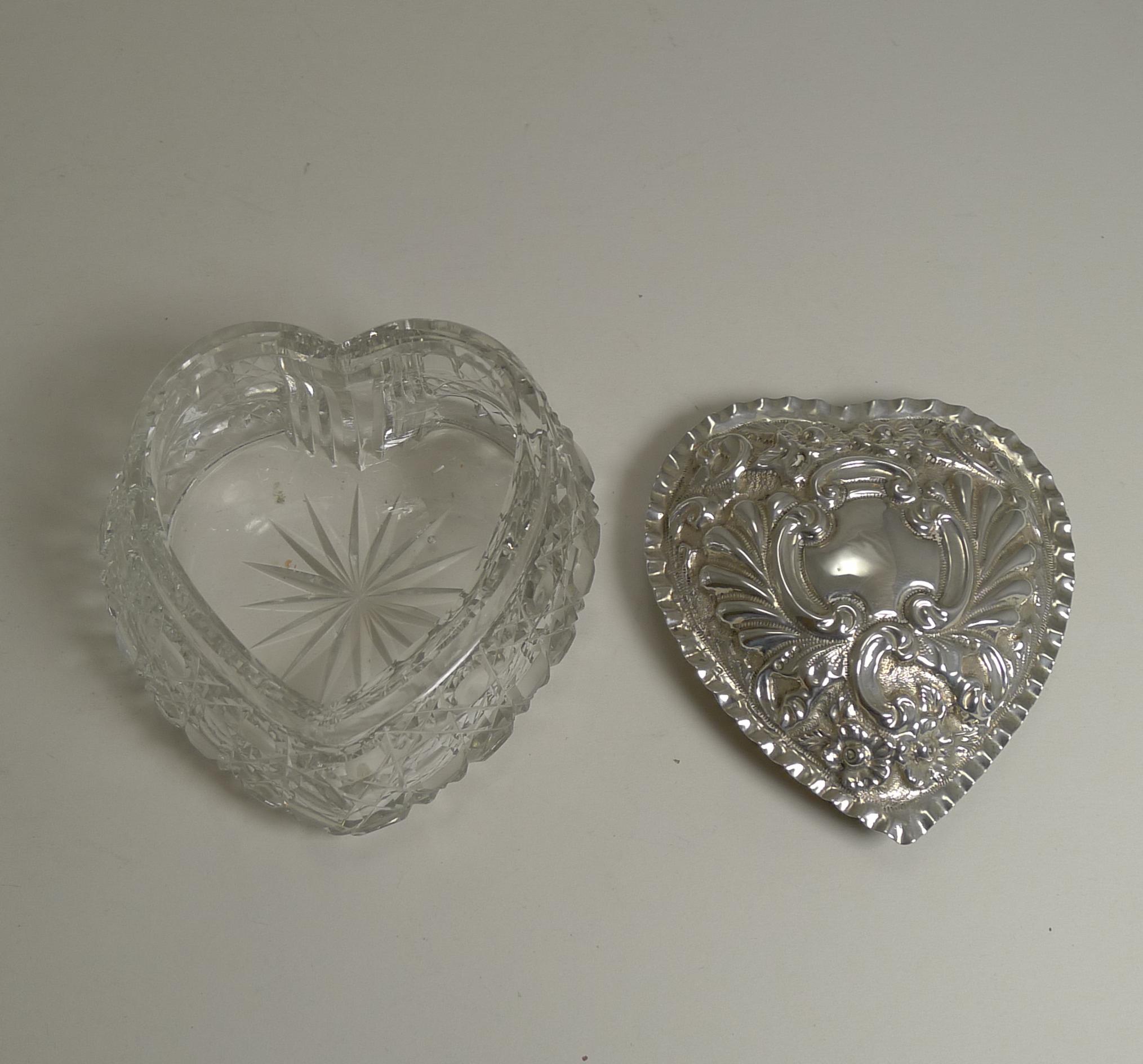 Anglais Grande boîte ancienne en forme de cœur en cristal taillé et argent sterling:: 1903 en vente