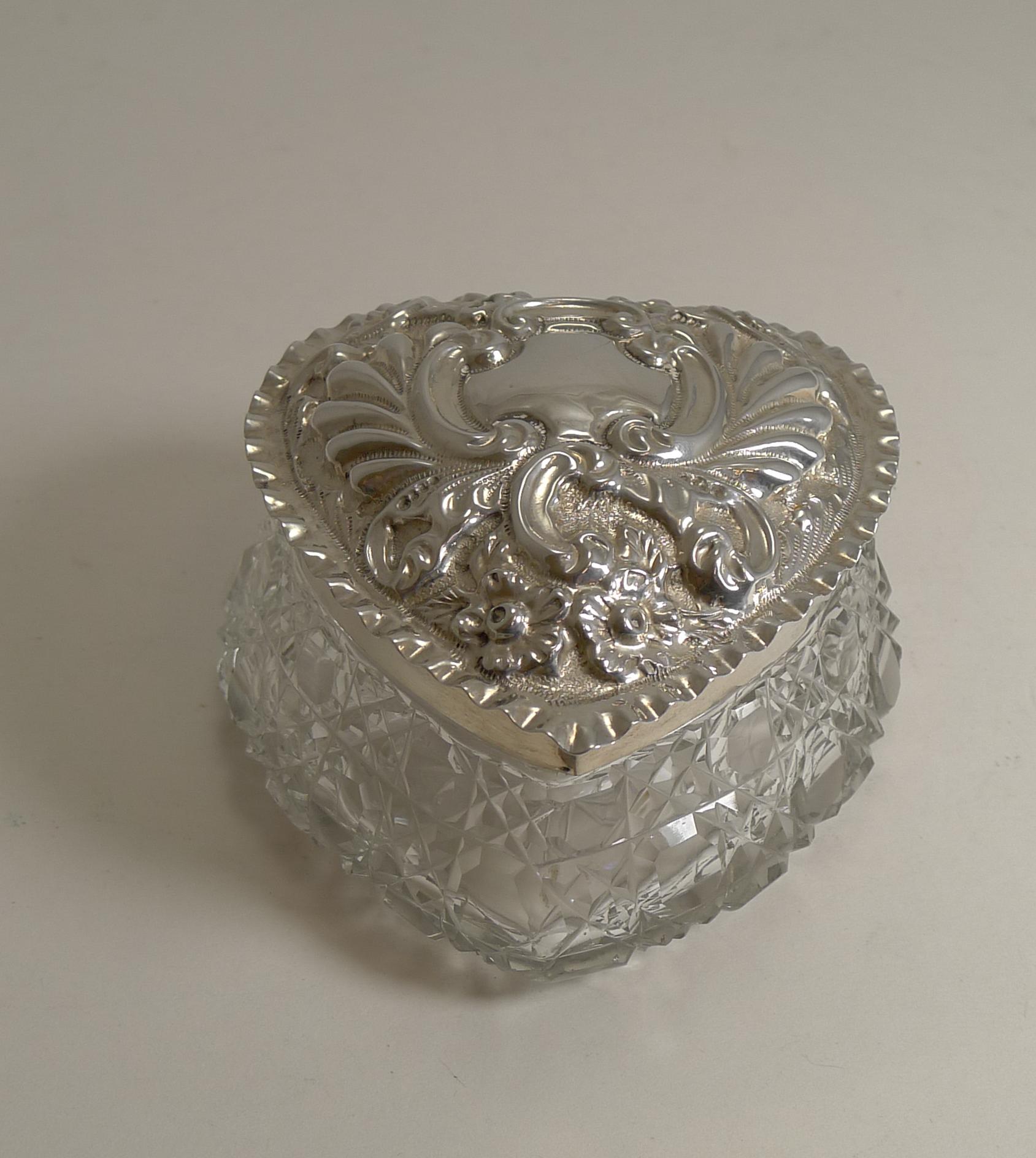Argent sterling Grande boîte ancienne en forme de cœur en cristal taillé et argent sterling:: 1903 en vente