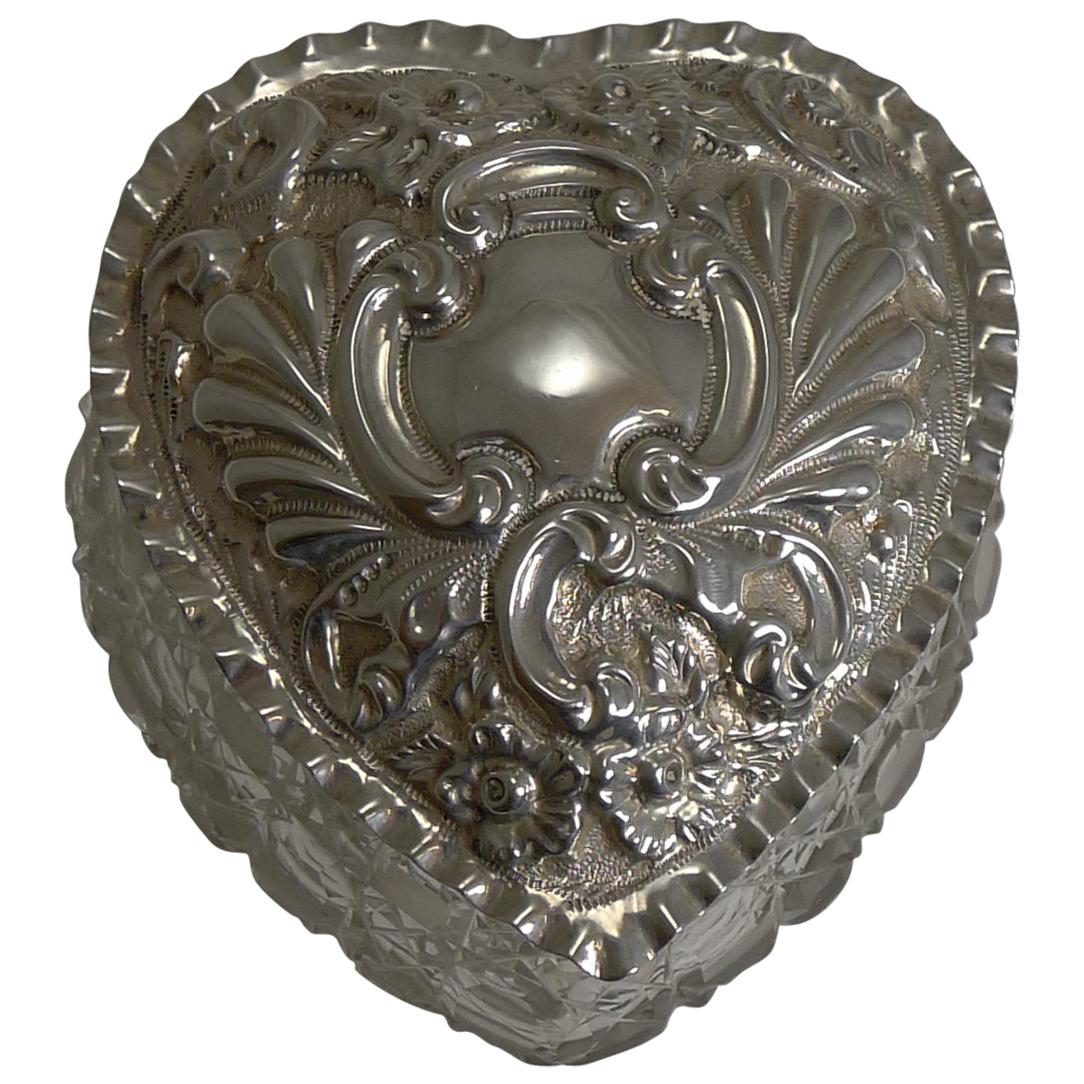 Gran caja antigua de cristal tallado y plata de ley en forma de corazón, 1903