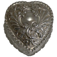 Grande boîte ancienne en forme de cœur en cristal taillé et argent sterling:: 1903