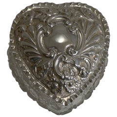 Gran caja antigua de cristal tallado y plata de ley en forma de corazón, 1903