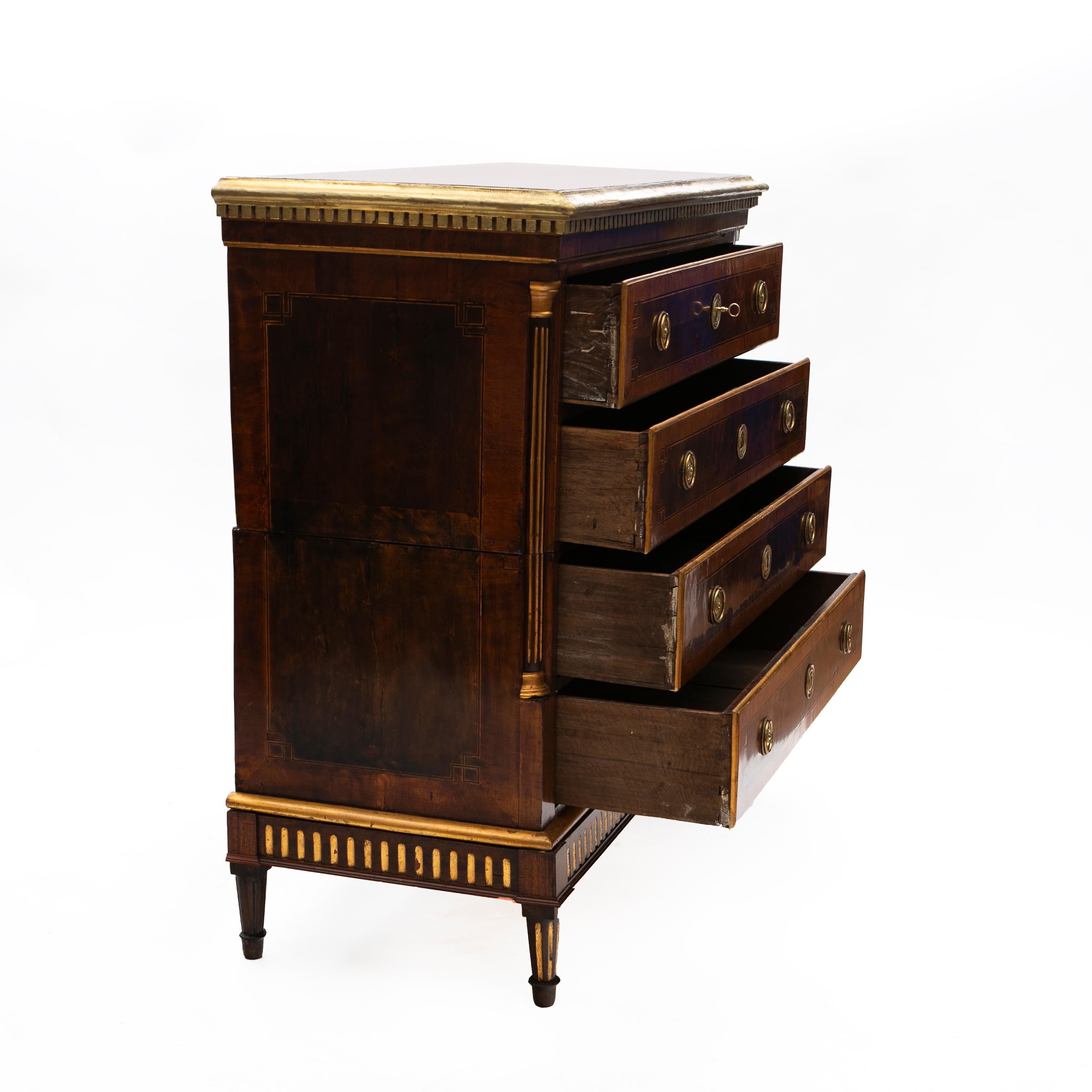Large and decorative Louis XVI chest of drawers / commode. 
The four drawer commode has a stunning walnut veneer grain with geometric ribbons inlays in satinwood, which frames the darker veneer fields on the middle of each drawer.
The sides are