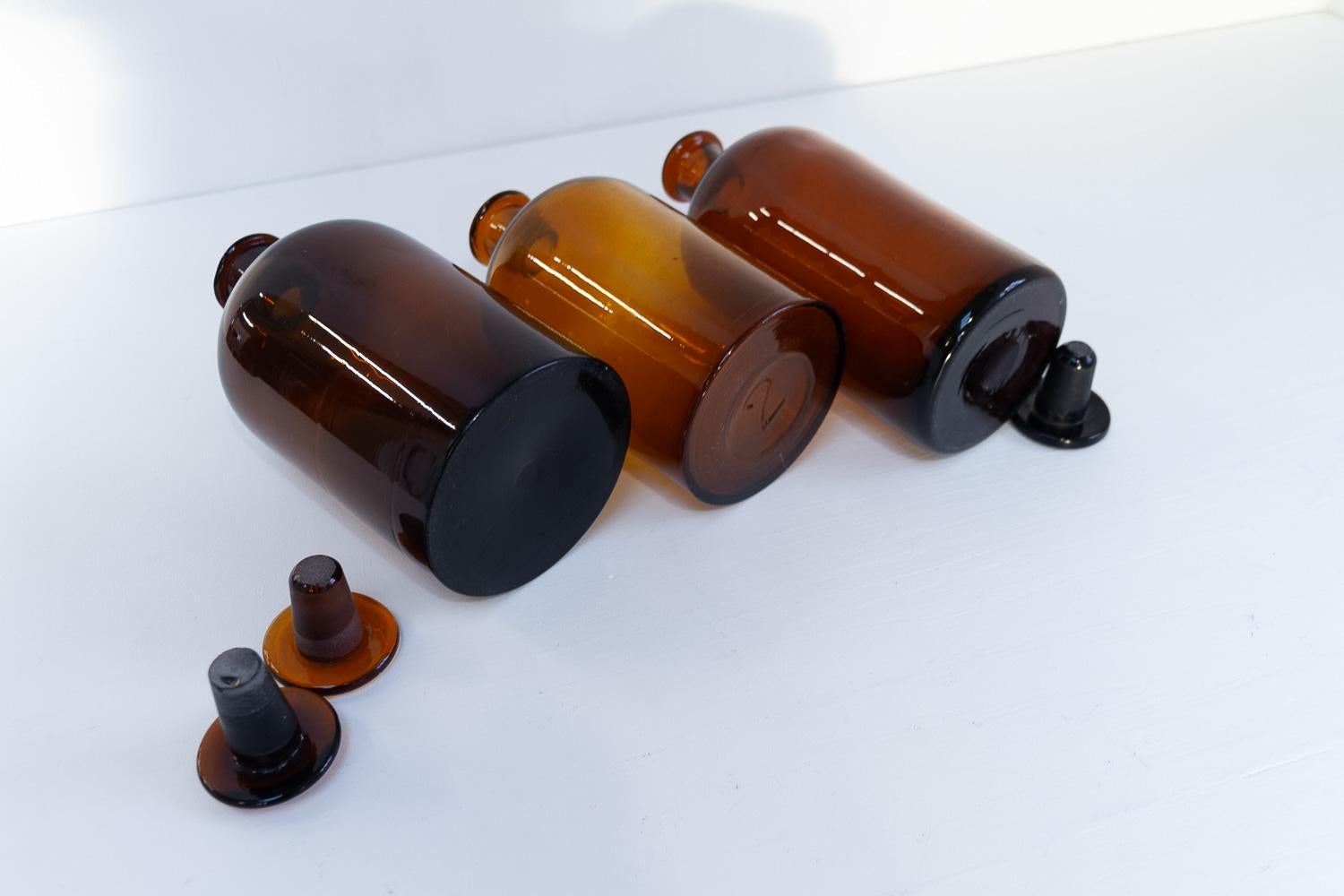 Grands flacons anciens en verre de pharmacie danoise, années 1900. Ensemble de 3. en vente 4