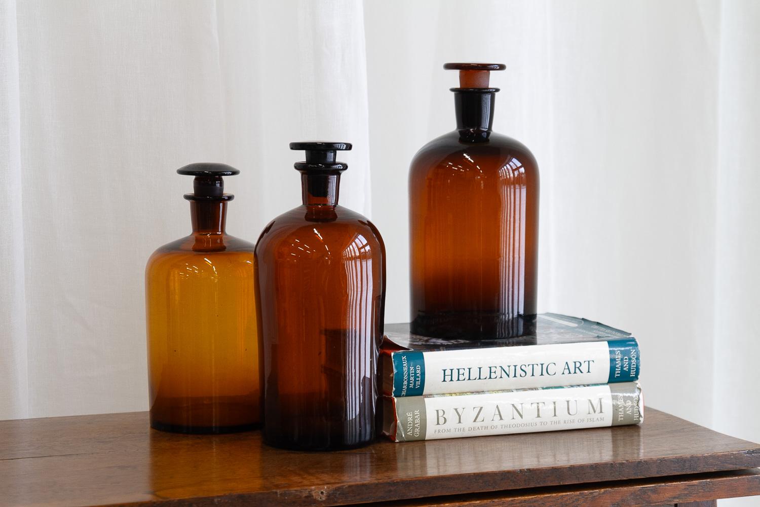 Grands flacons anciens en verre de pharmacie danoise, années 1900. Ensemble de 3. en vente 8