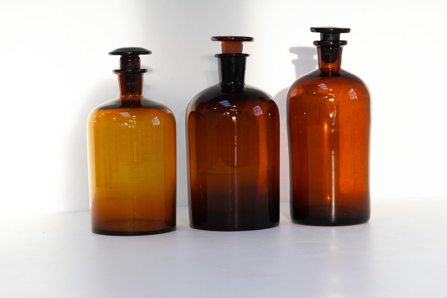 Industriel Grands flacons anciens en verre de pharmacie danoise, années 1900. Ensemble de 3. en vente