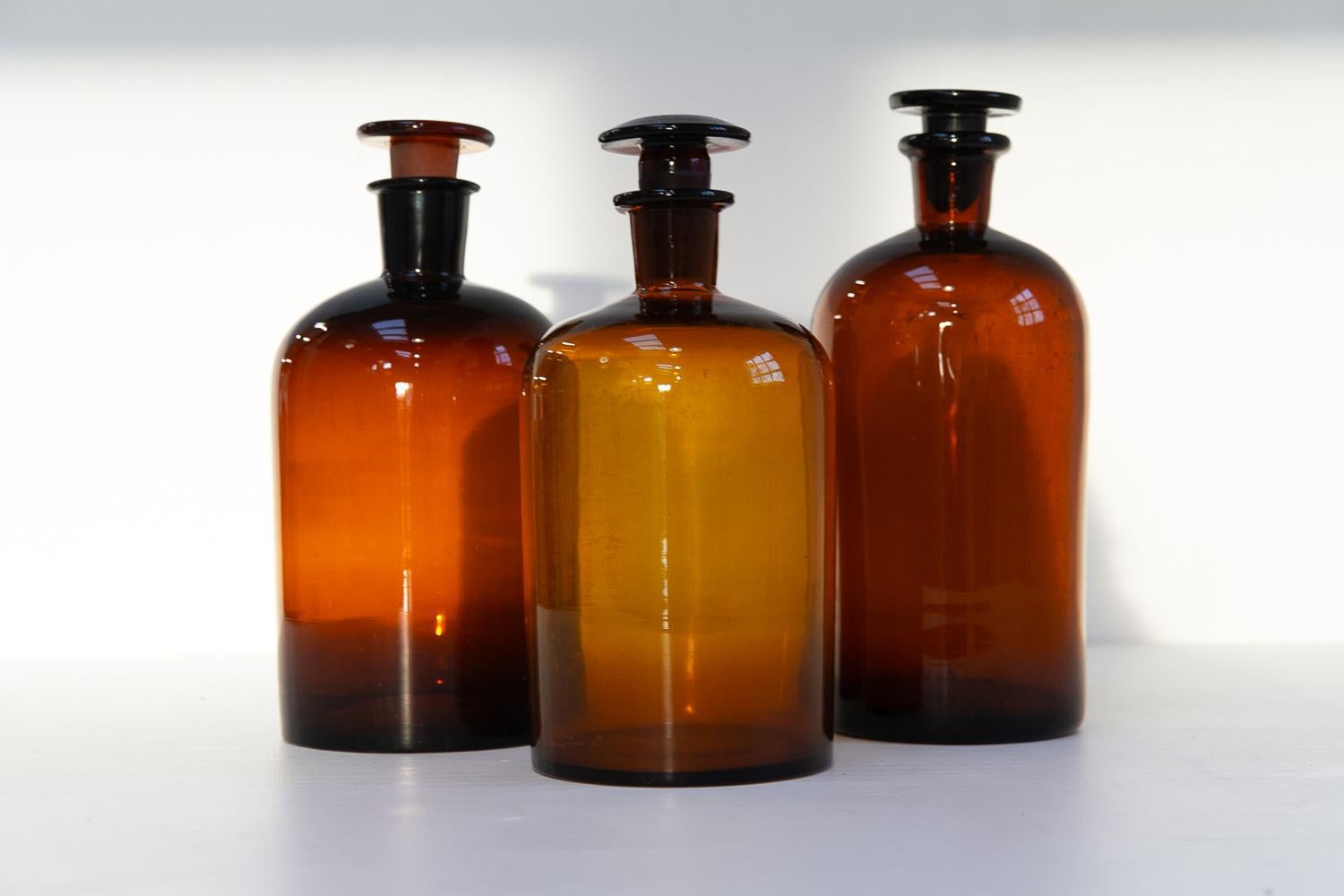 Danois Grands flacons anciens en verre de pharmacie danoise, années 1900. Ensemble de 3. en vente