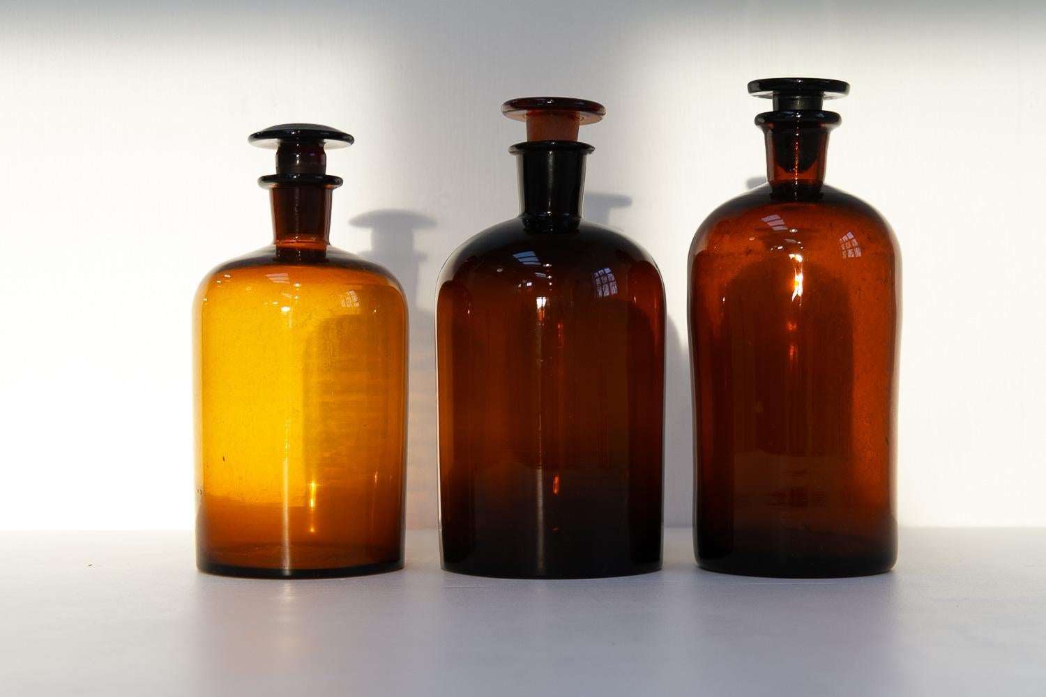 Grands flacons anciens en verre de pharmacie danoise, années 1900. Ensemble de 3. Bon état - En vente à Asaa, DK