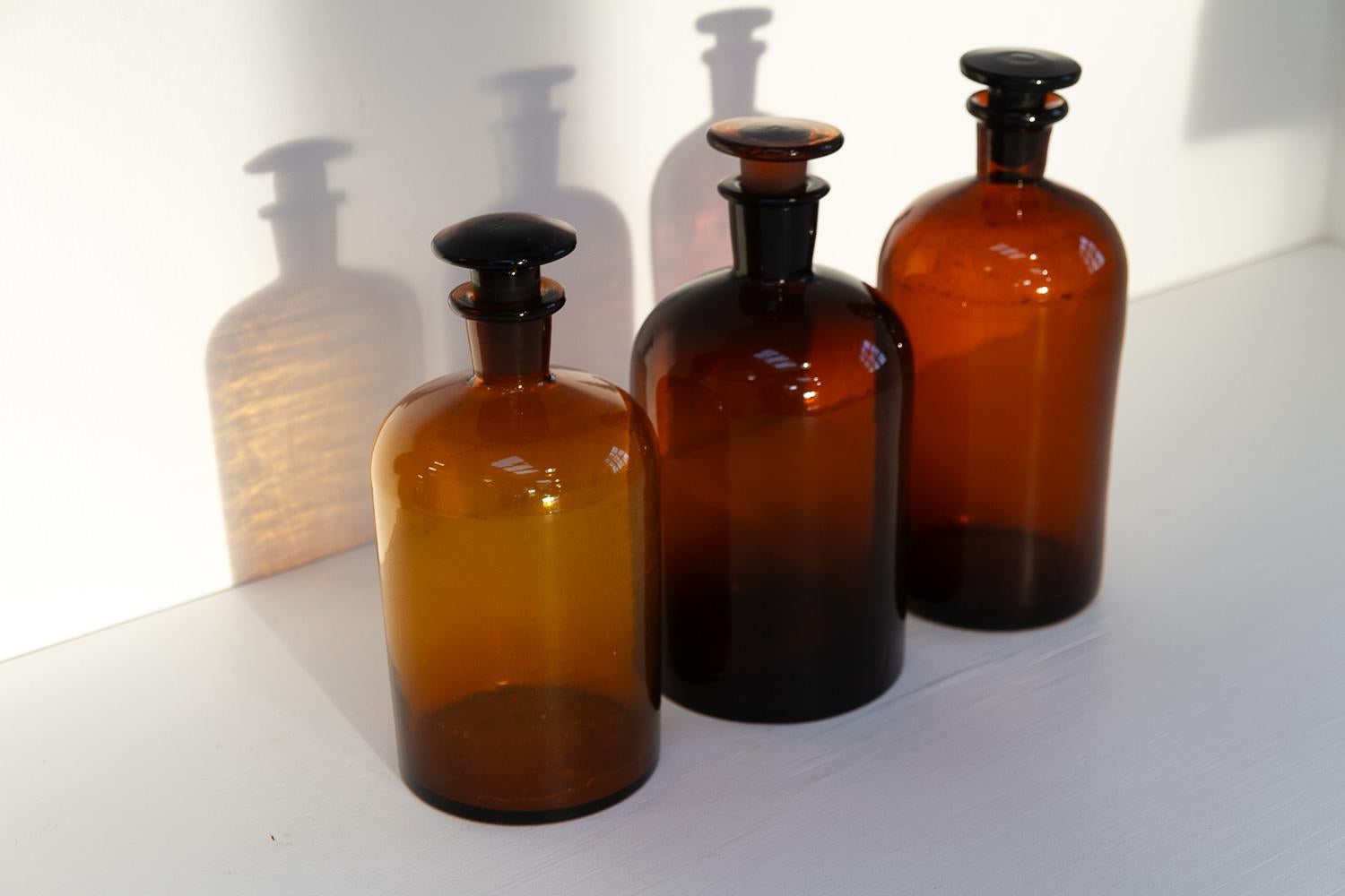 Début du 20ème siècle Grands flacons anciens en verre de pharmacie danoise, années 1900. Ensemble de 3. en vente
