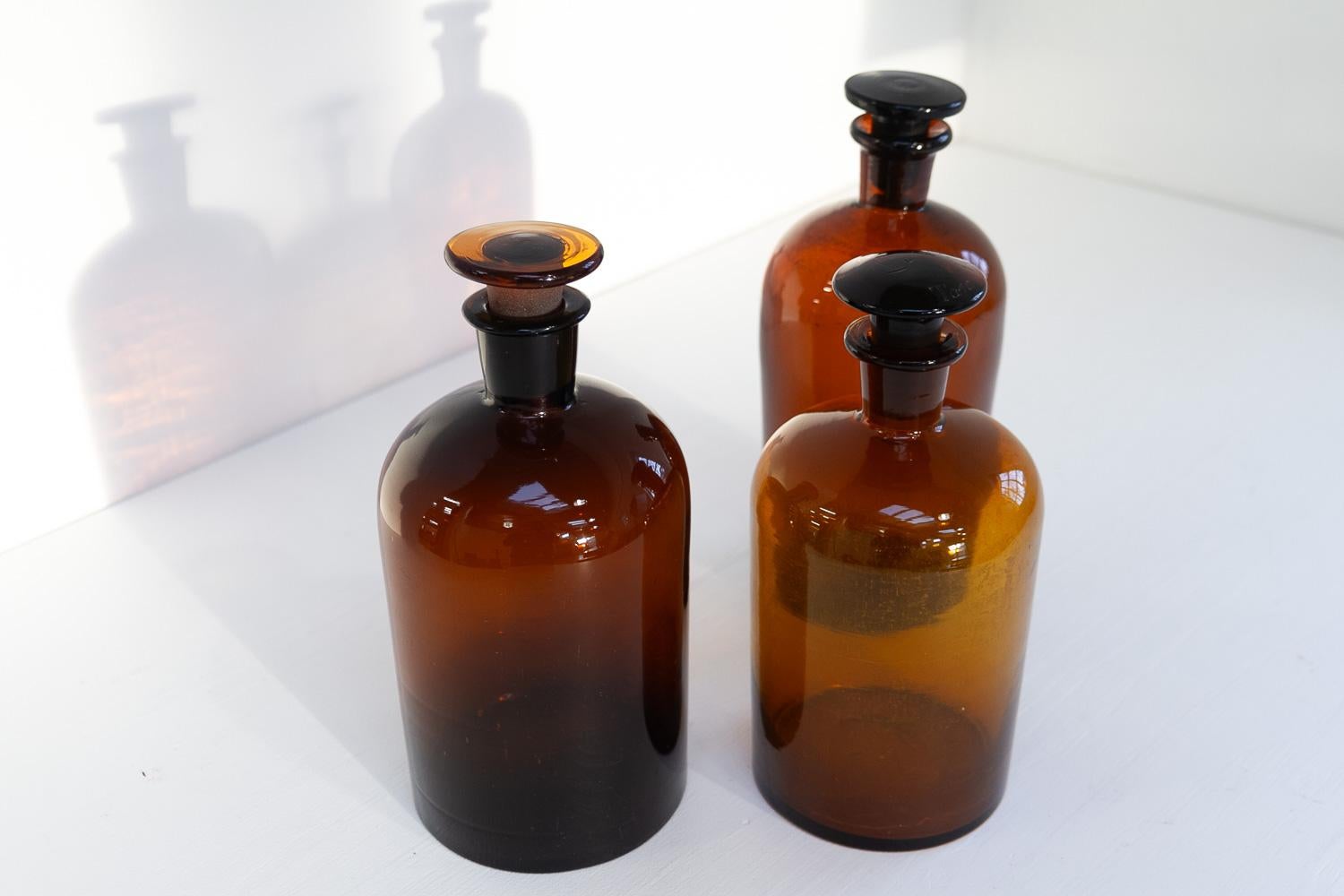 Verre Grands flacons anciens en verre de pharmacie danoise, années 1900. Ensemble de 3. en vente
