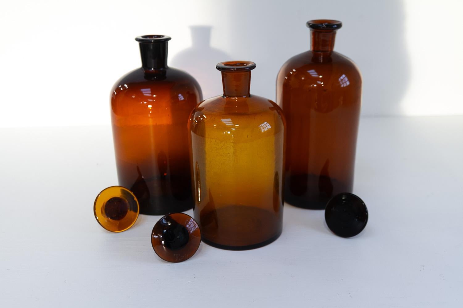 Grands flacons anciens en verre de pharmacie danoise, années 1900. Ensemble de 3. en vente 1