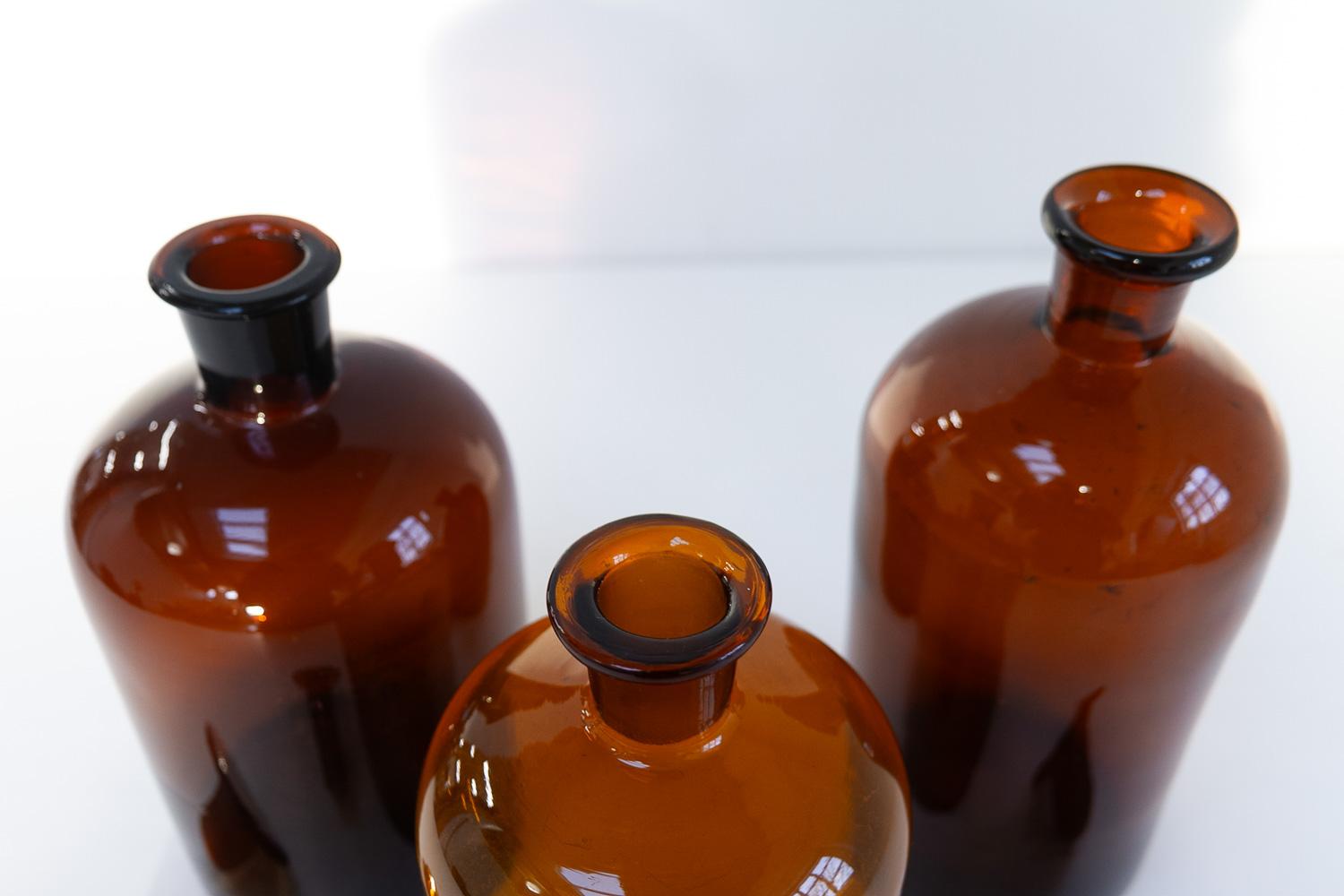 Grands flacons anciens en verre de pharmacie danoise, années 1900. Ensemble de 3. en vente 2