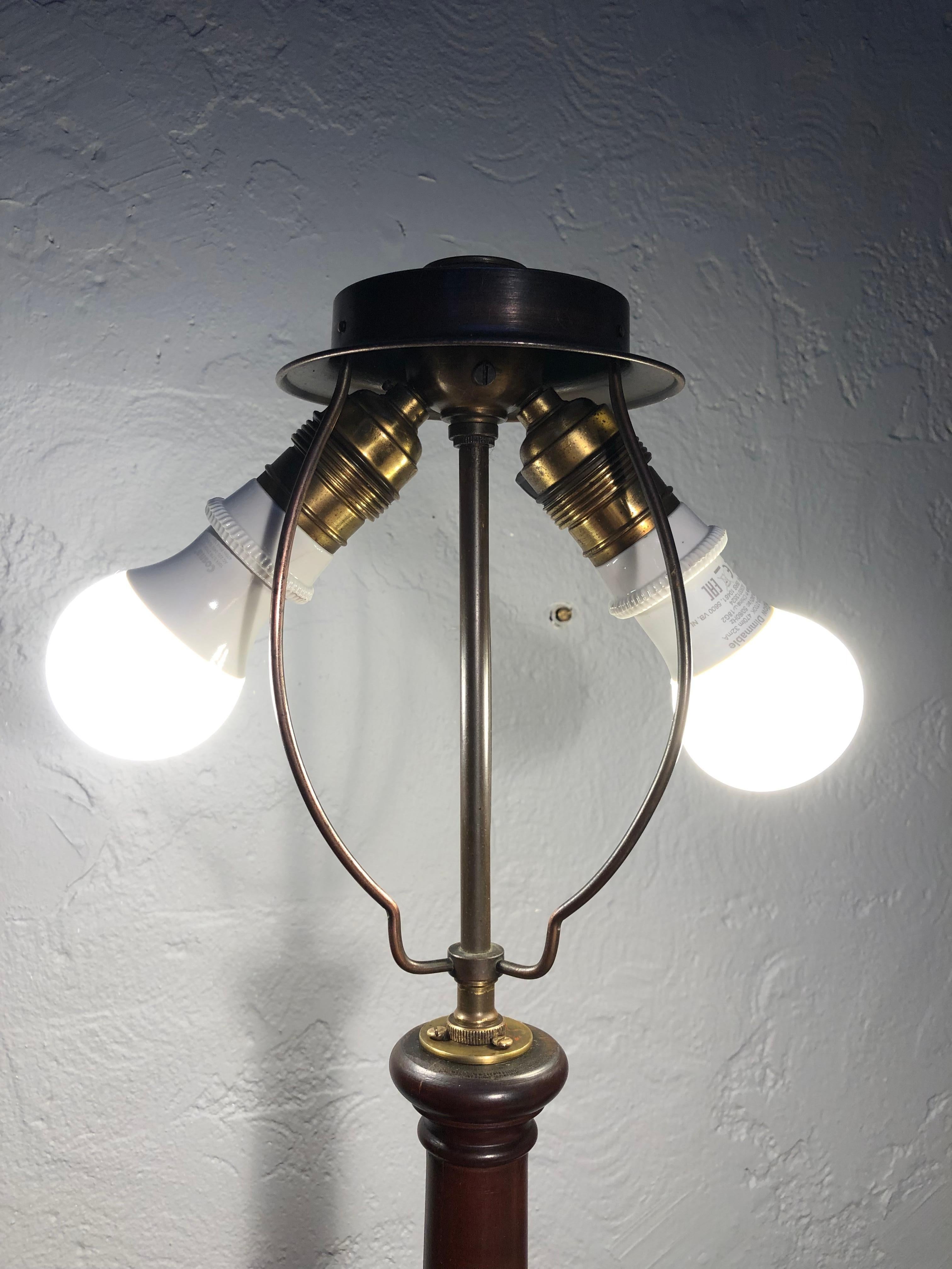 Grande lampe de bureau danoise ancienne en acajou en vente 4