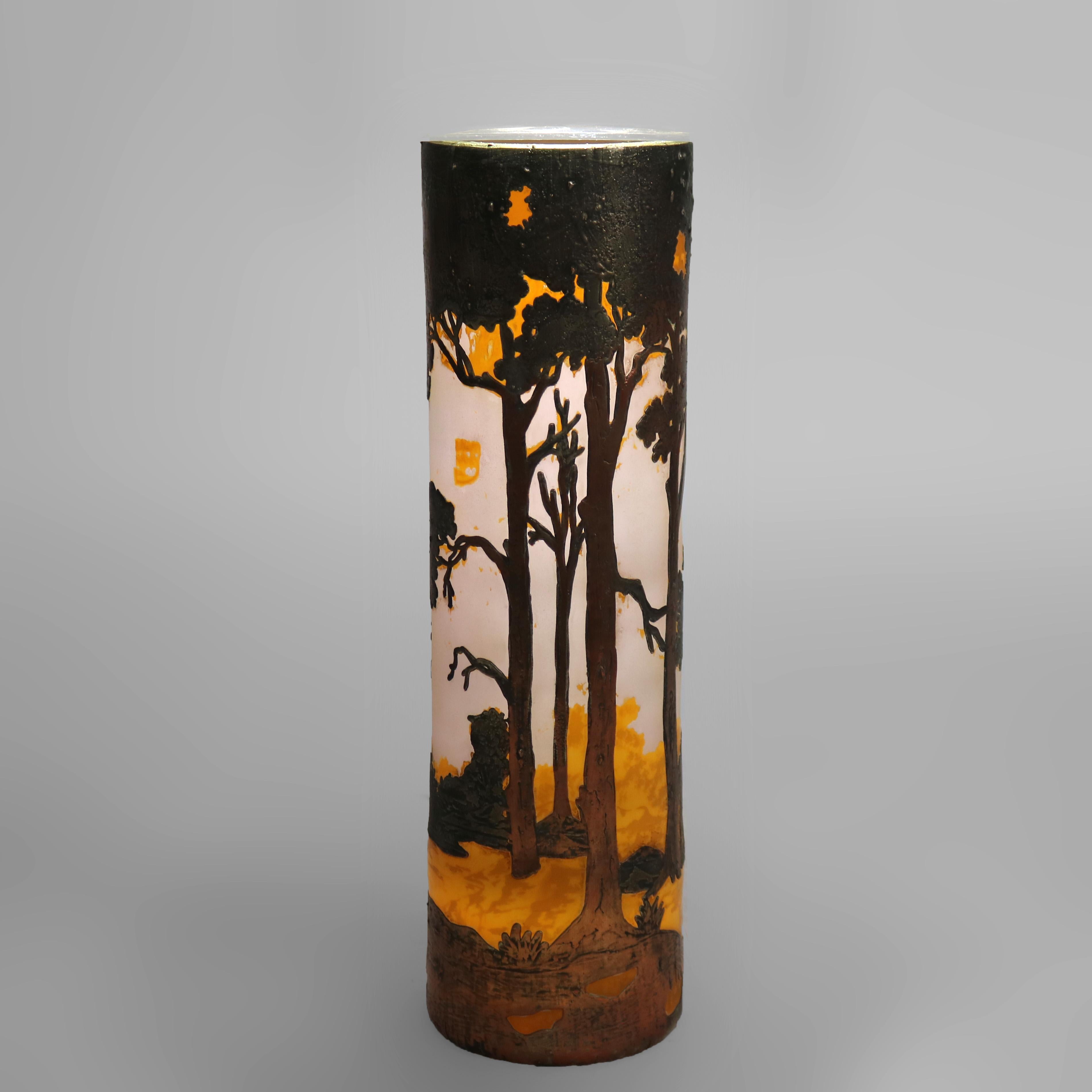 Grand vase paysage en verre à fond coupé de Daum Nancy, non signé, datant de 1910

Mesures - 15 