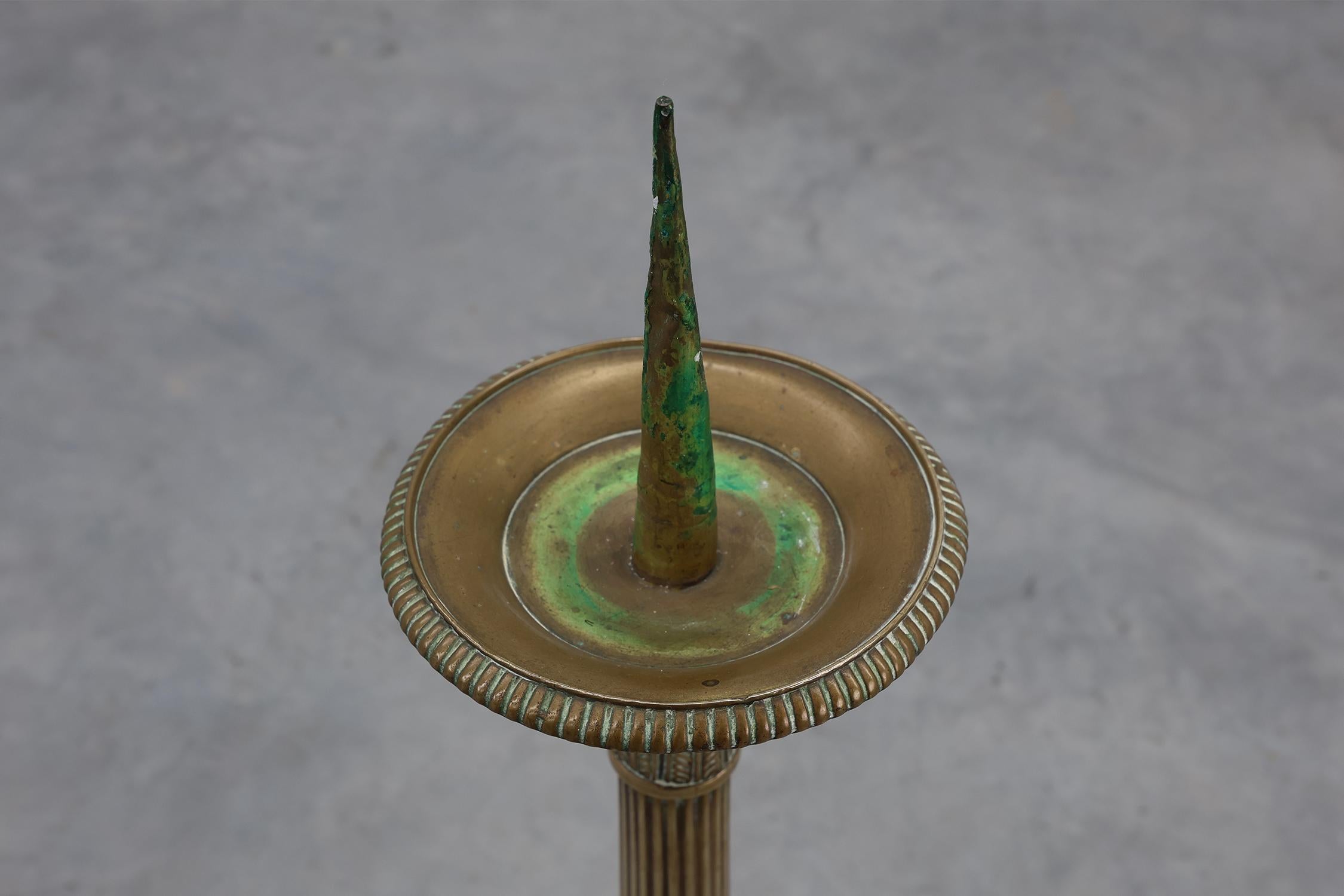 Gran candelabro de iglesia antiguo de cobre decorado, Francia ca. 1900 en venta 3