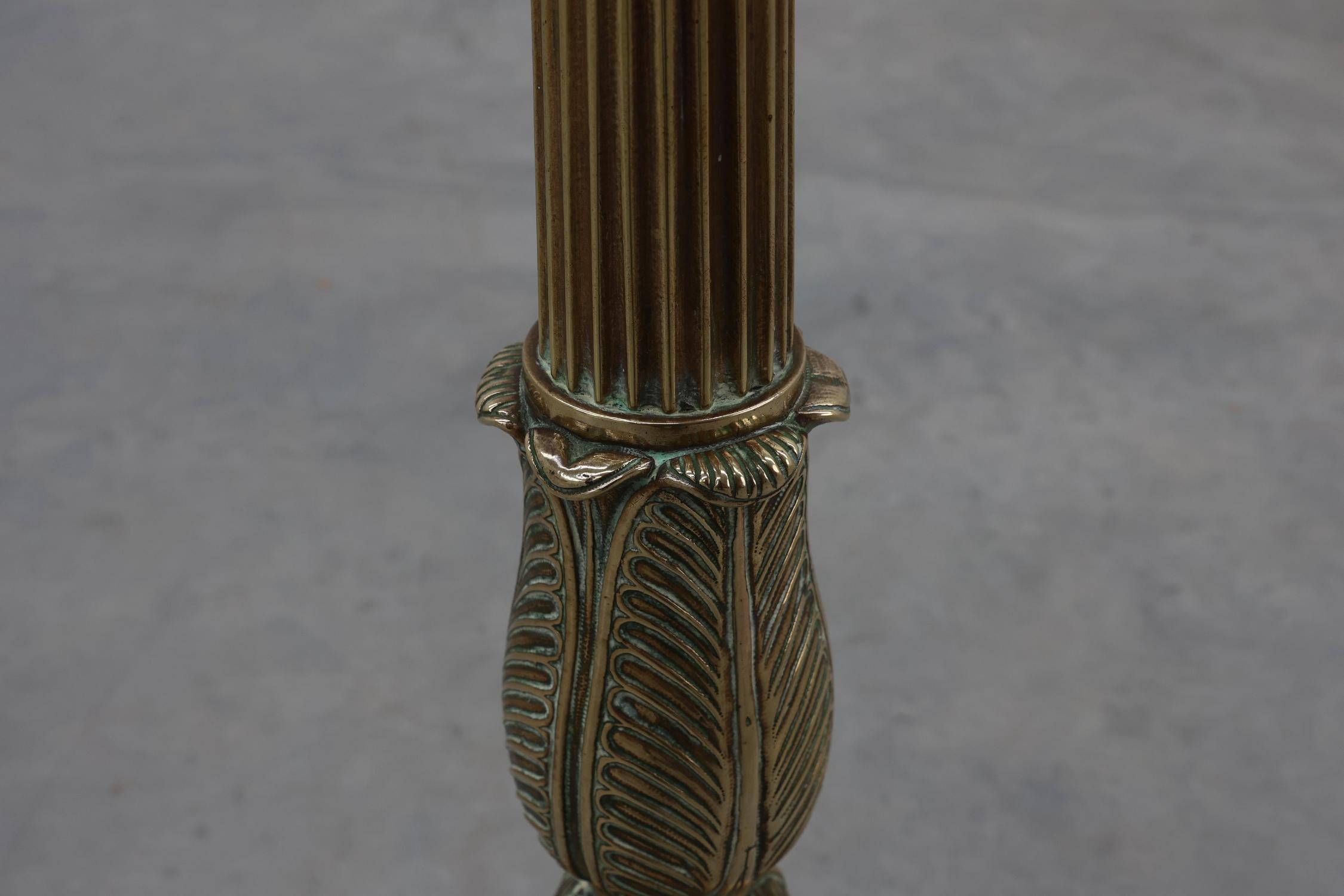 Gran candelabro de iglesia antiguo de cobre decorado, Francia ca. 1900 en venta 4