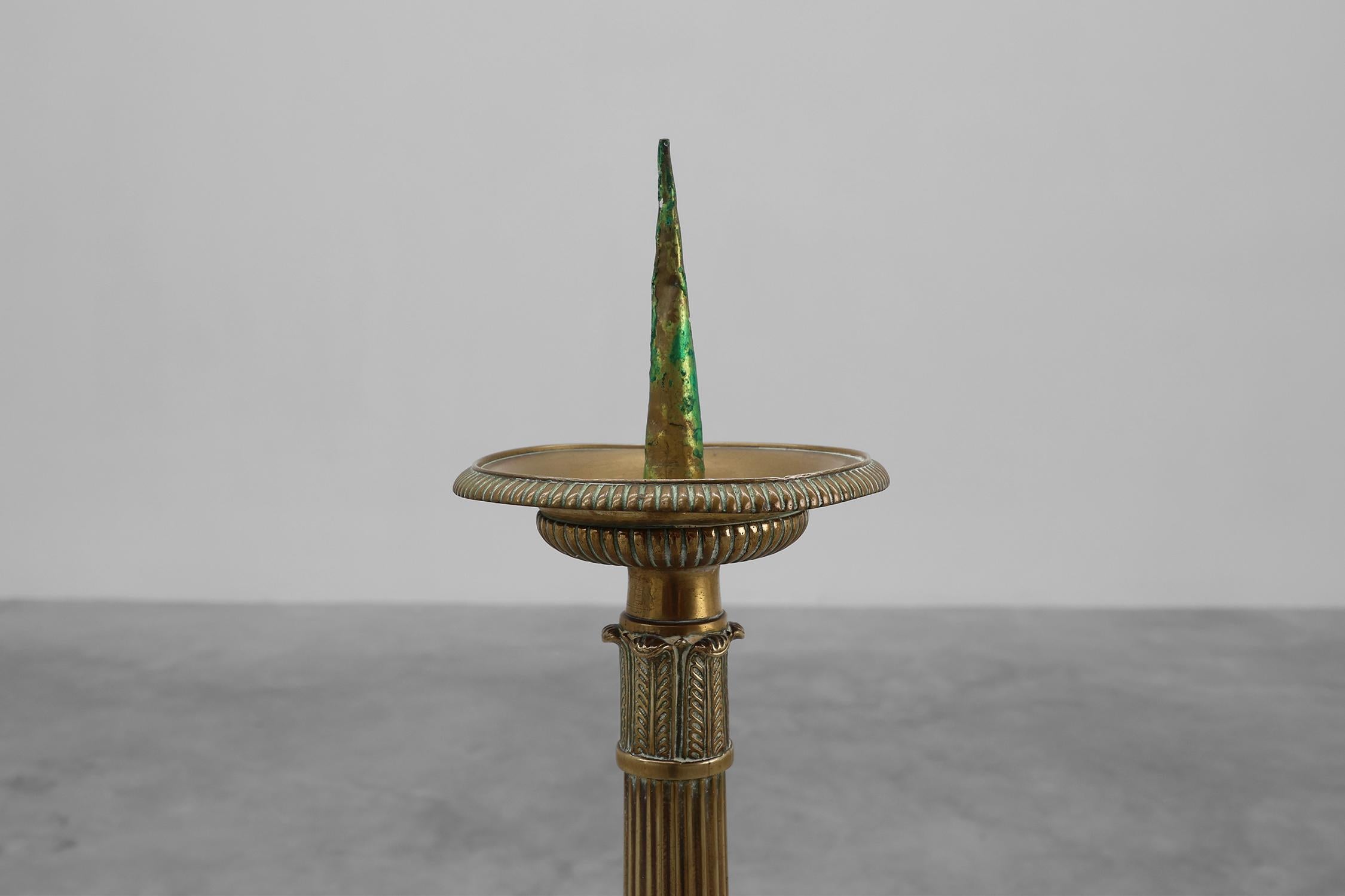 Francia / 1900 / Gran candelabro de iglesia / Cobre / Antiguo / Mediados de siglo

Gran candelabro de cobre para iglesia o altar con base trípode decorada, que descansa sobre tres patas de león. La base  estaba decorada con el sagrado corazón,