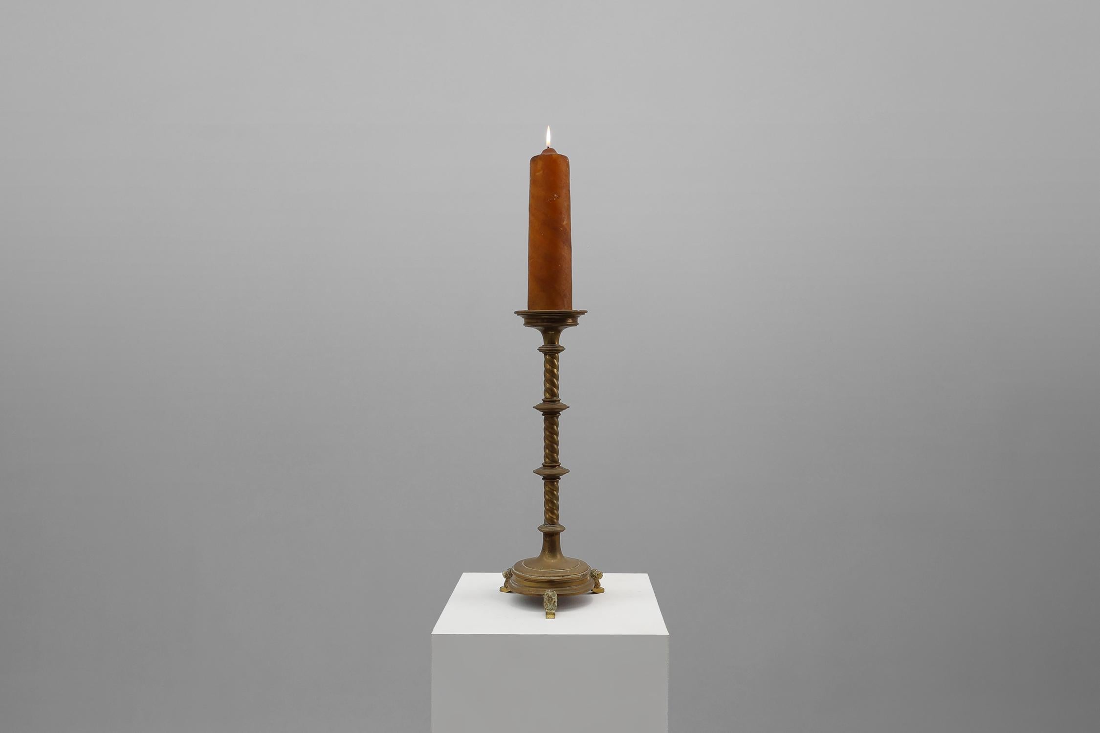 France / 1900 / Grand bâton de bougie d'église / Cuivre / Antique / Milieu du siècle

Grand chandelier d'église ou d'autel en cuivre avec base tripode décorée, reposant sur trois pieds enroulés. La base  était décorée de Maria, Jésus et Jozef et