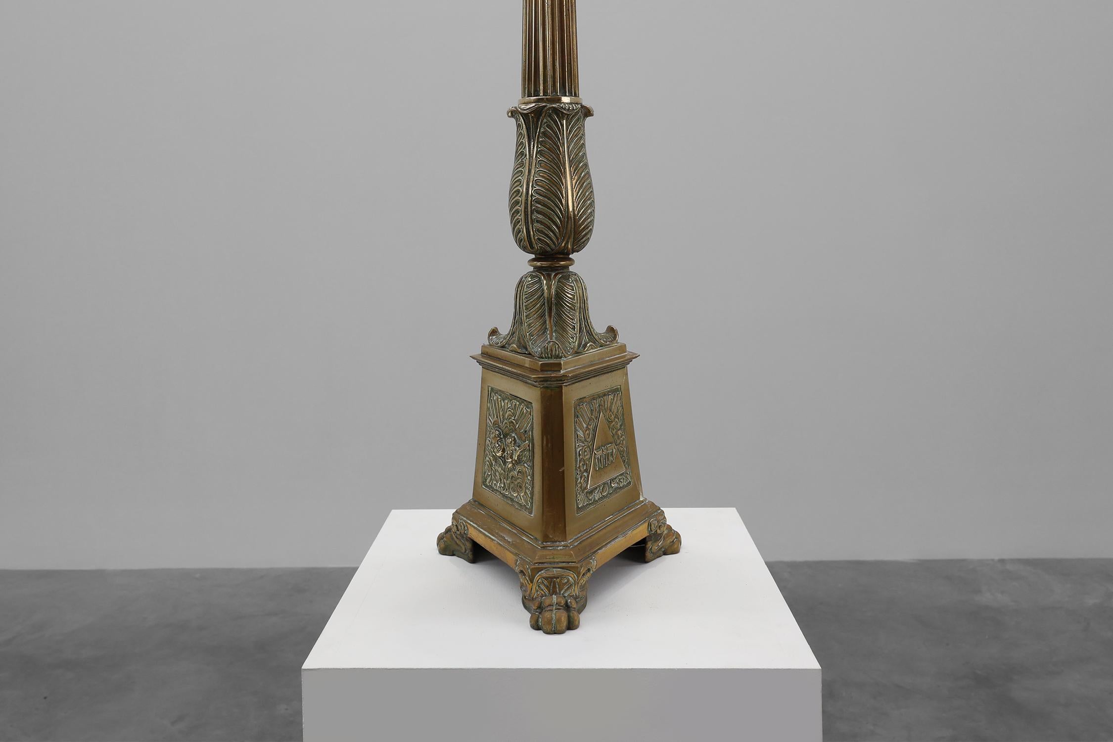 Gran candelabro de iglesia antiguo de cobre decorado, Francia ca. 1900 Moderno de mediados de siglo en venta