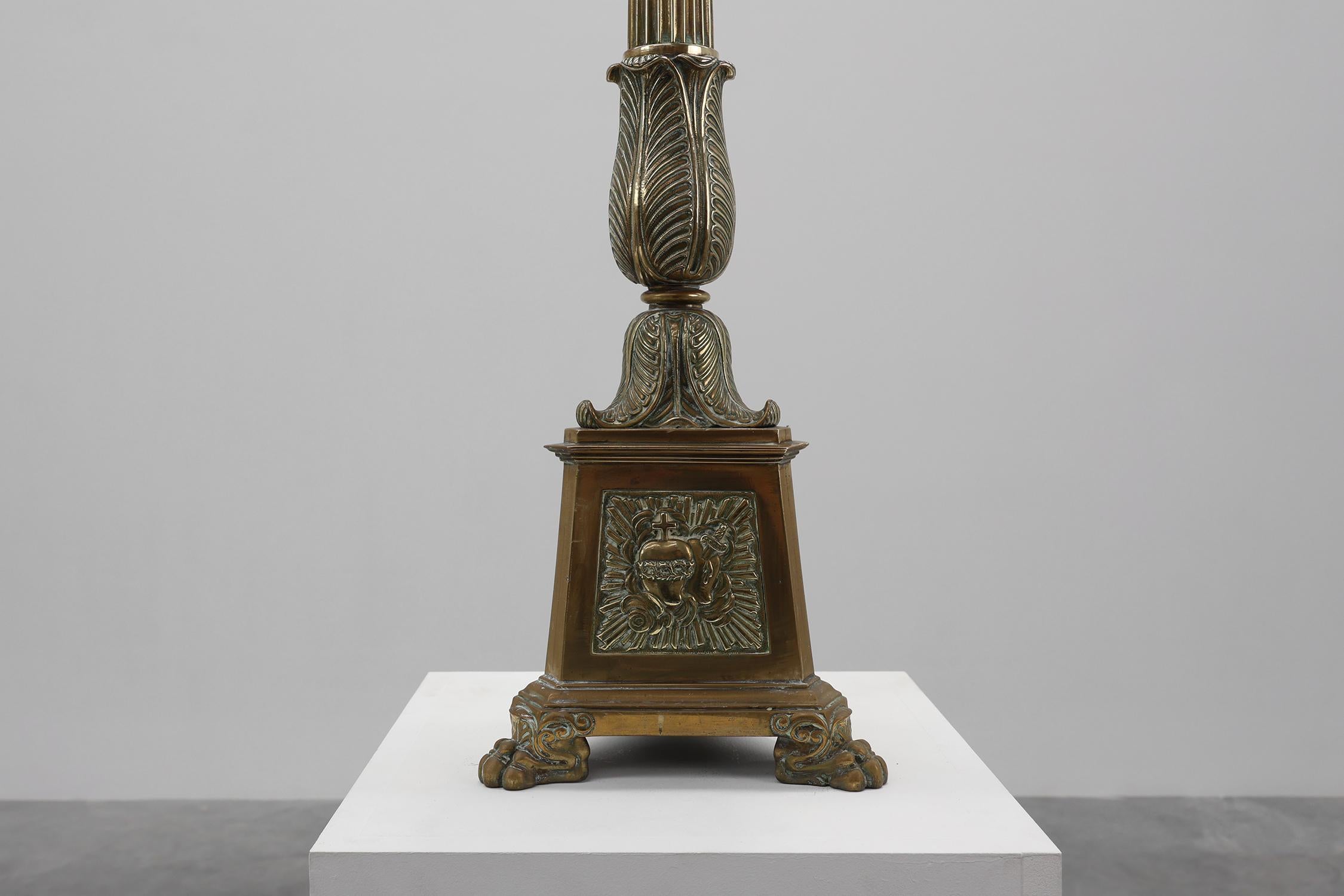 Gran candelabro de iglesia antiguo de cobre decorado, Francia ca. 1900 en Bueno estado para la venta en Meulebeke, BE