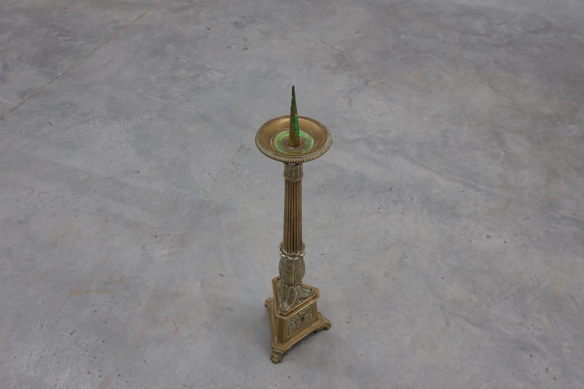 Gran candelabro de iglesia antiguo de cobre decorado, Francia ca. 1900 en venta 2
