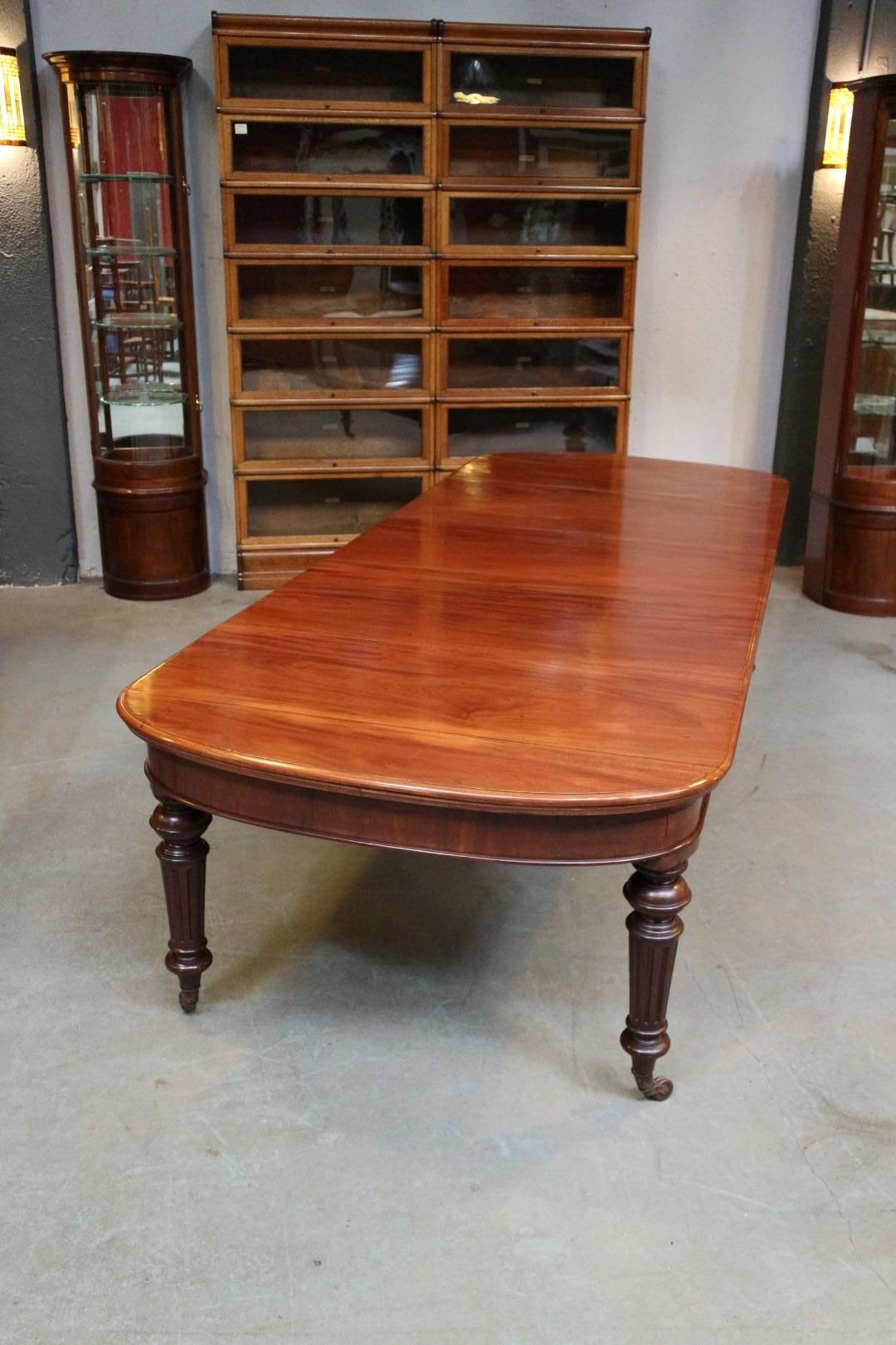 Antique mahogany dining room table with 3 original leaves. Entirely in good and original condition. Due to the extra blades, different lengths are possible. by means of a wind out system you can open the table to put leaves in . The table is
