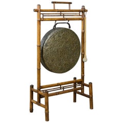 Grand gong de table ancien:: cadre en bambou:: instrument victorien:: vers 1890