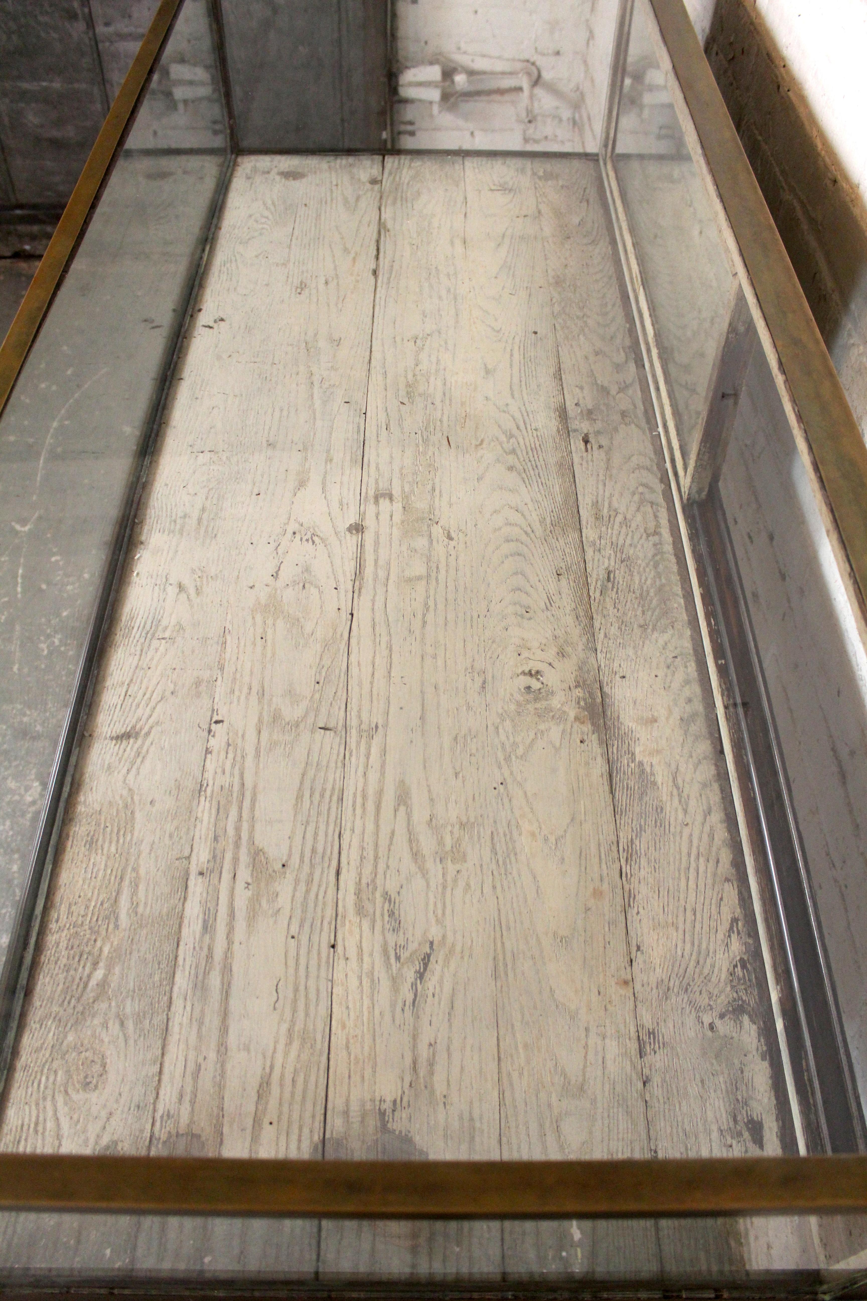 Grande vitrine ancienne de Charles F. Biele and Sons en vente 5