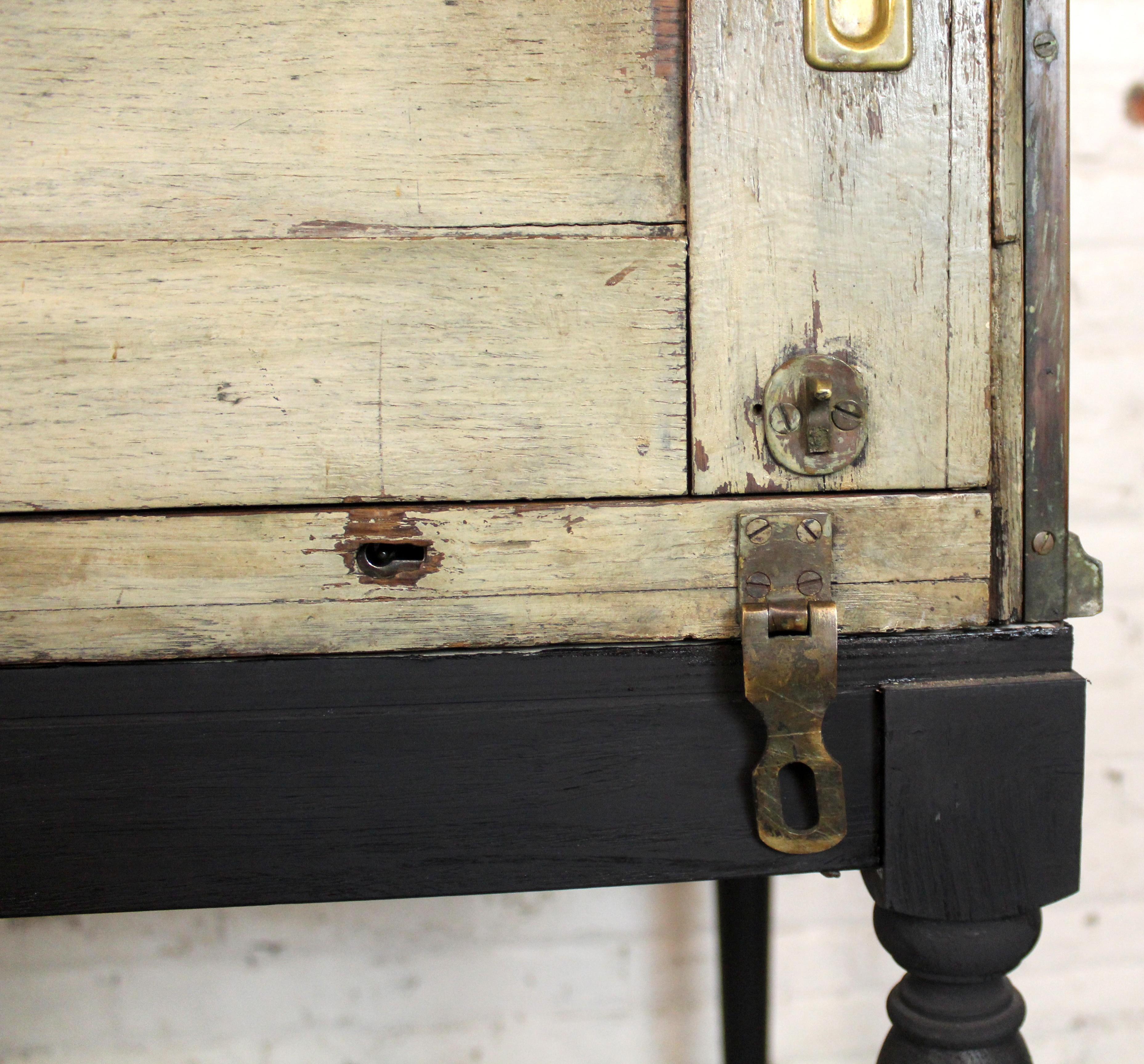 Grande vitrine ancienne de Charles F. Biele and Sons en vente 10